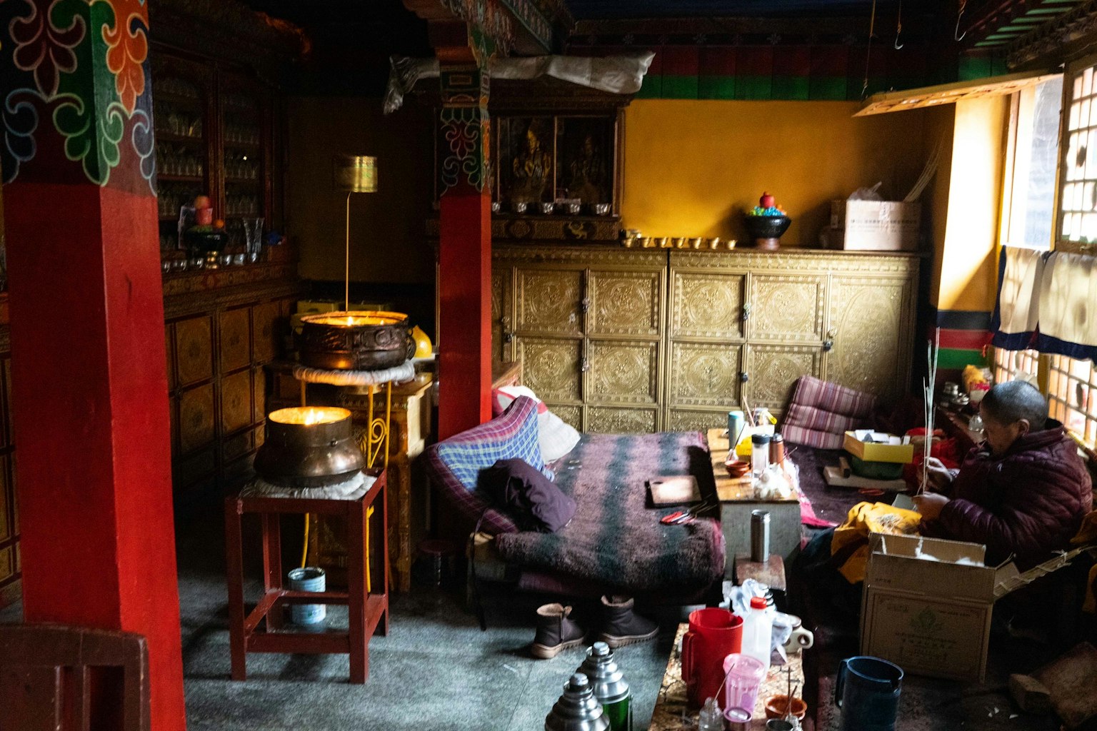 Stanza accogliente con pareti colorate che presenta una persona seduta e vari oggetti su un tavolo