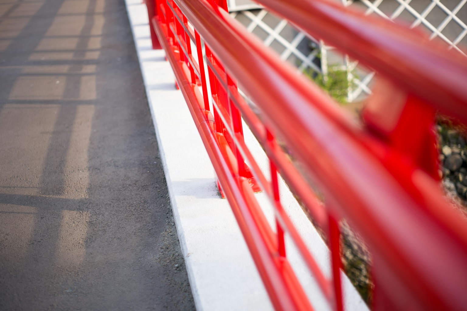 ภาพใกล้ของราวสะพานสีแดงสด