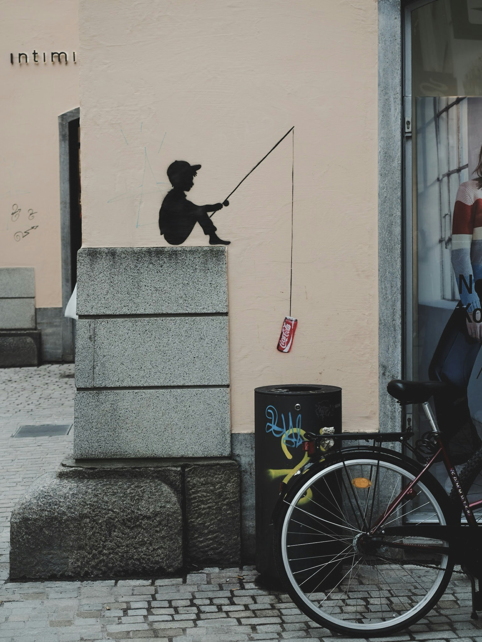 Silhouette di un bambino che pesca su un muro con una bicicletta nelle vicinanze