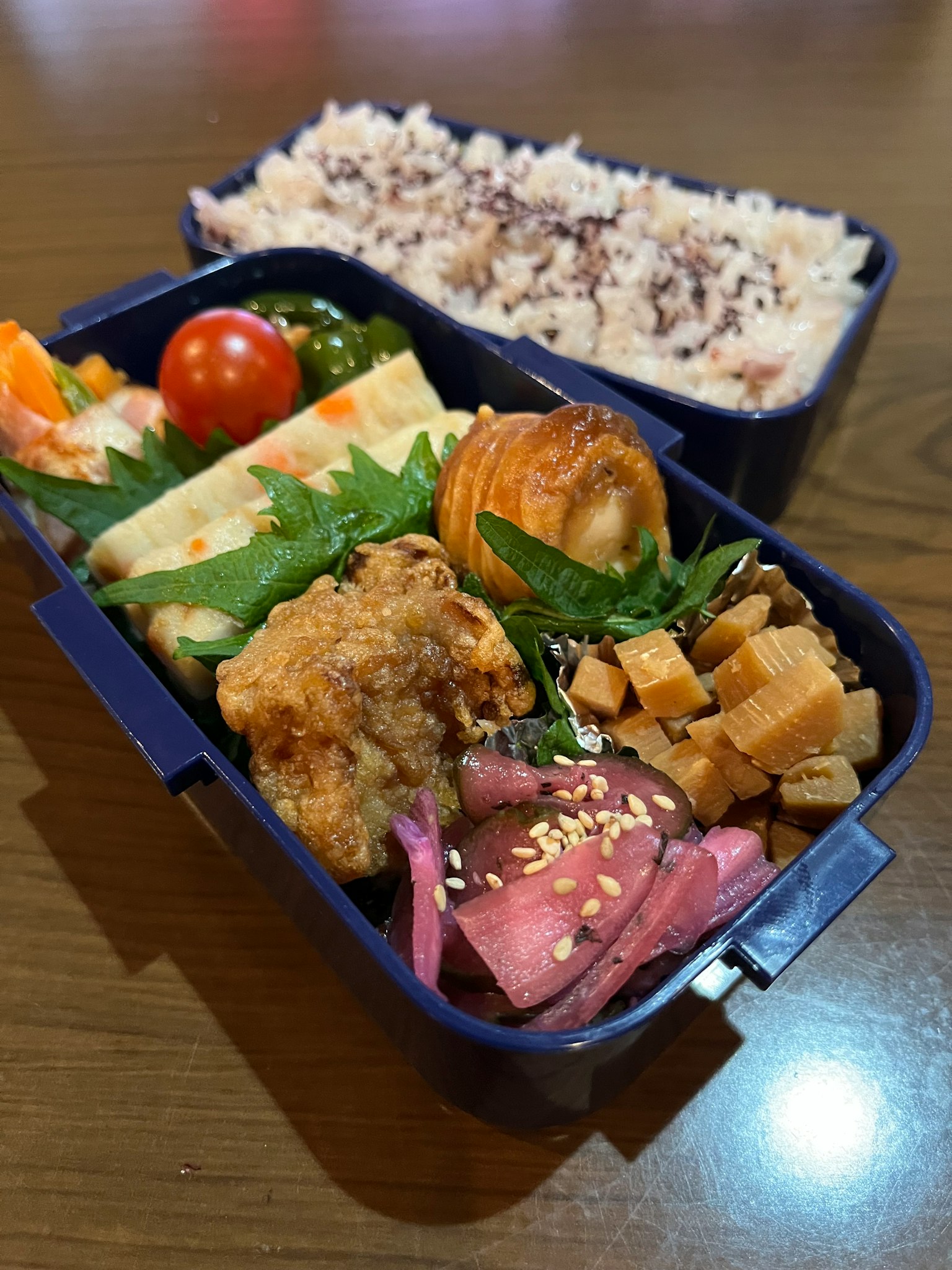 Una scatola bento piena di piatti assortiti e riso