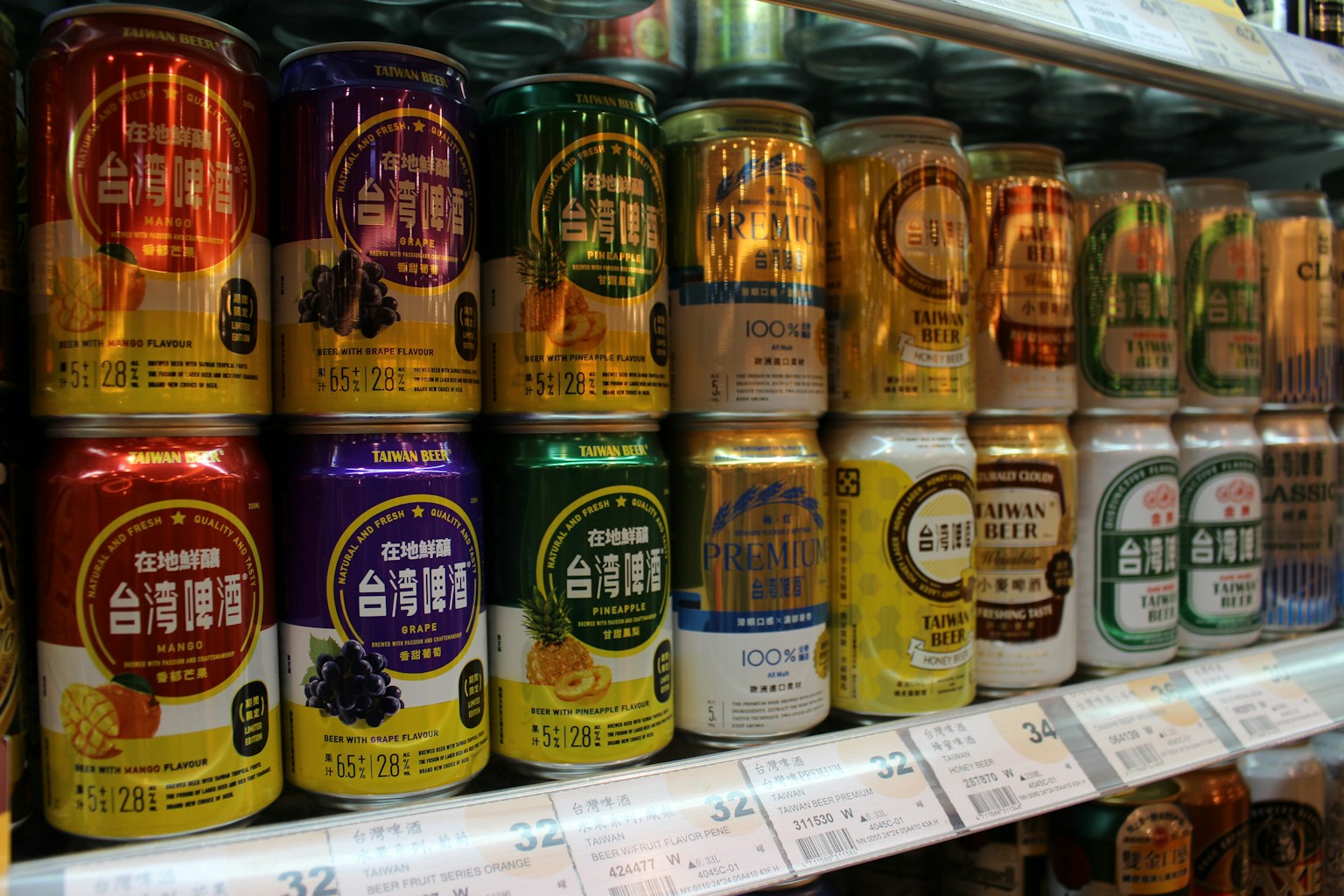 Bunte Getränkedosen auf einem Regal aufgereiht