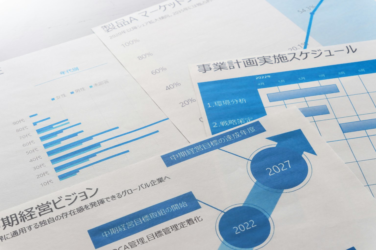 Collage de documents d'affaires avec des graphiques bleus et des chronologies