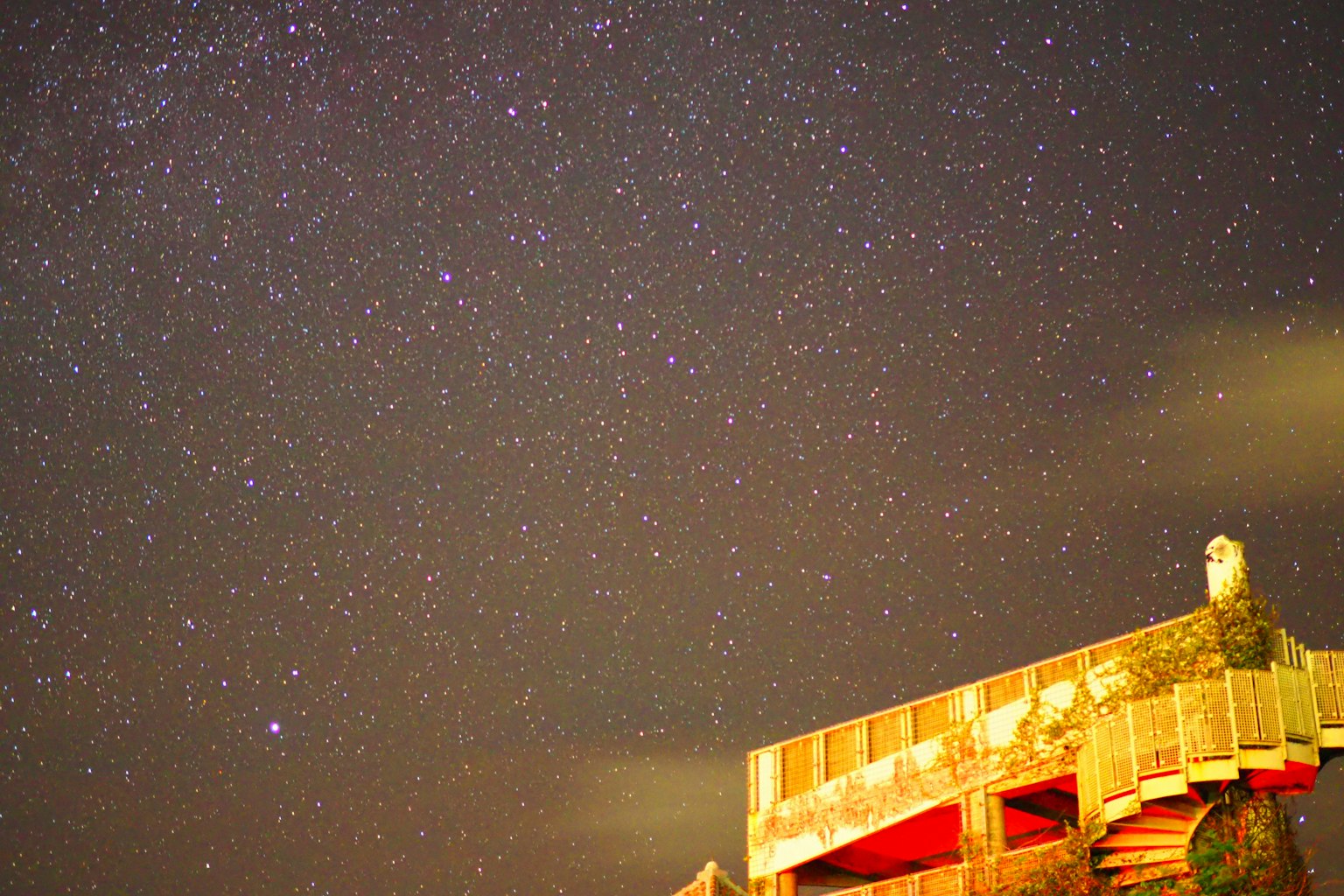 星空下旧建筑的轮廓