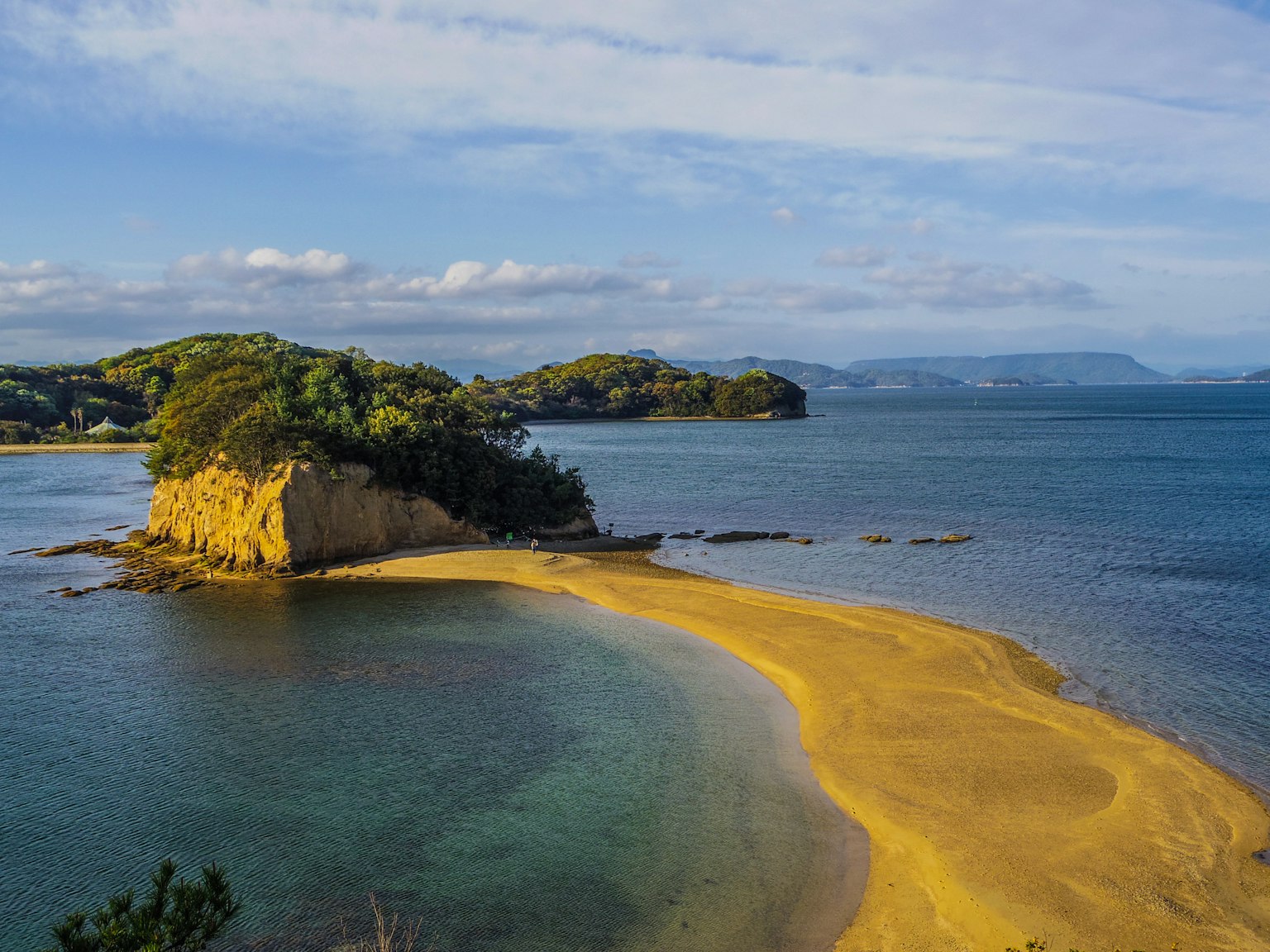 Pemandangan pantai yang indah dengan pulau kecil dan pantai berpasir