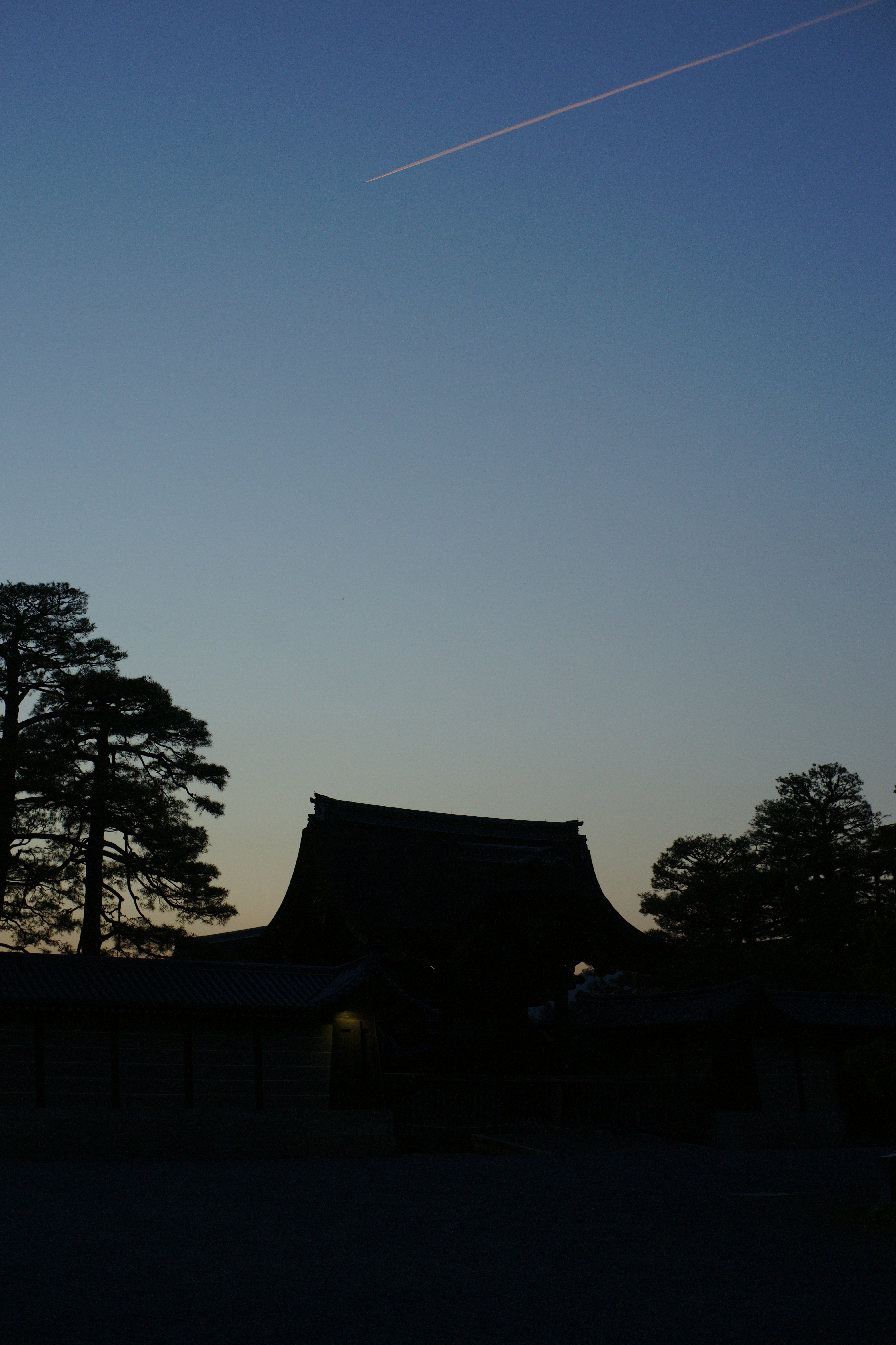 Kondensstreifen über dem Kaiserpalast von Kyoto