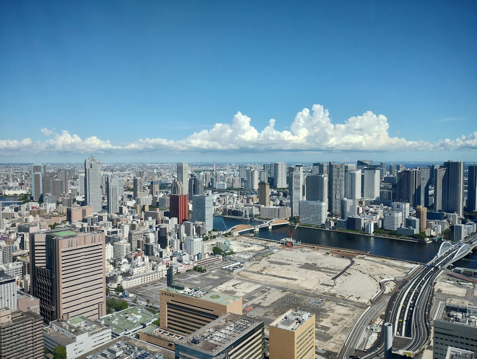 Vista aérea del horizonte de Tokio con rascacielos y cielo azul