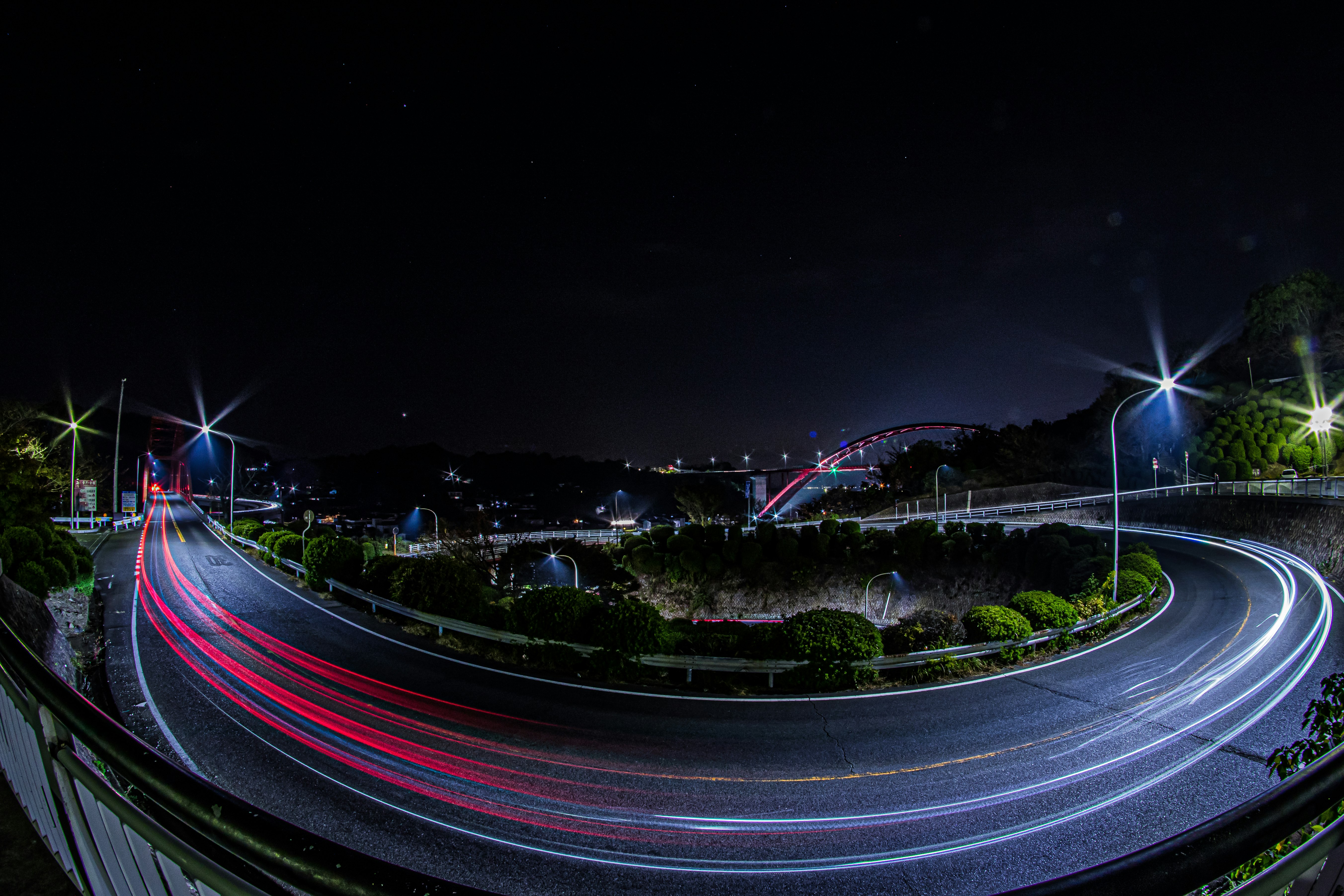 夜間燈光與蜿蜒道路的光軌