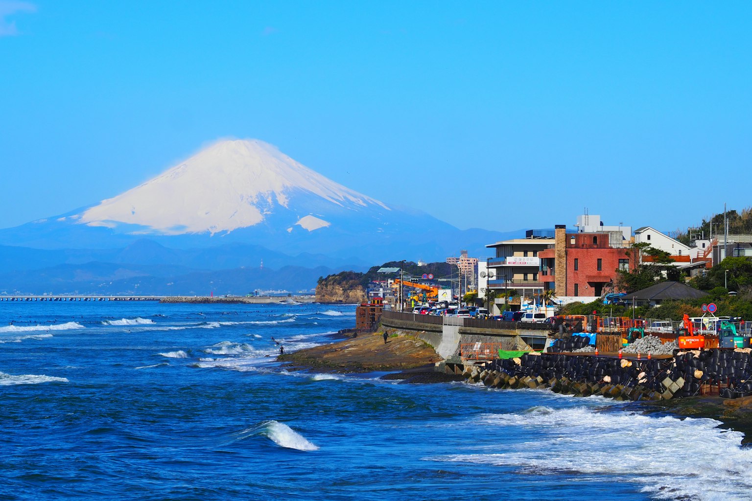 Vue panoramique du mont Fuji et de la côte sous un ciel bleu