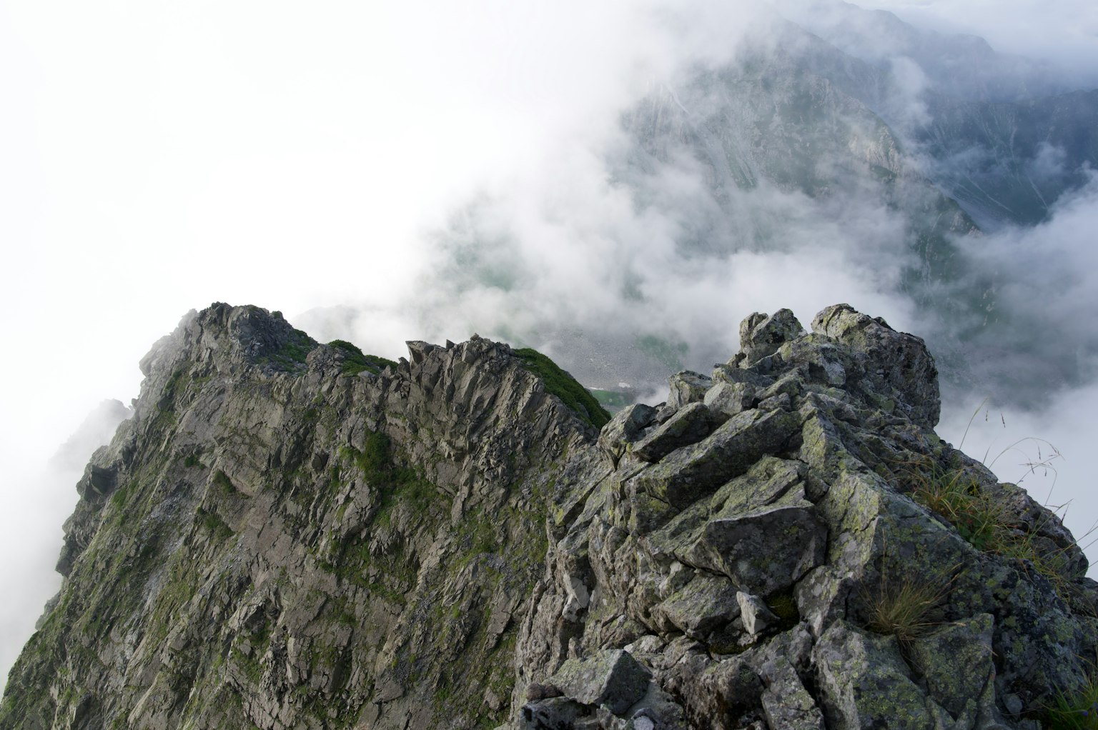 被云雾笼罩的岩石山峰
