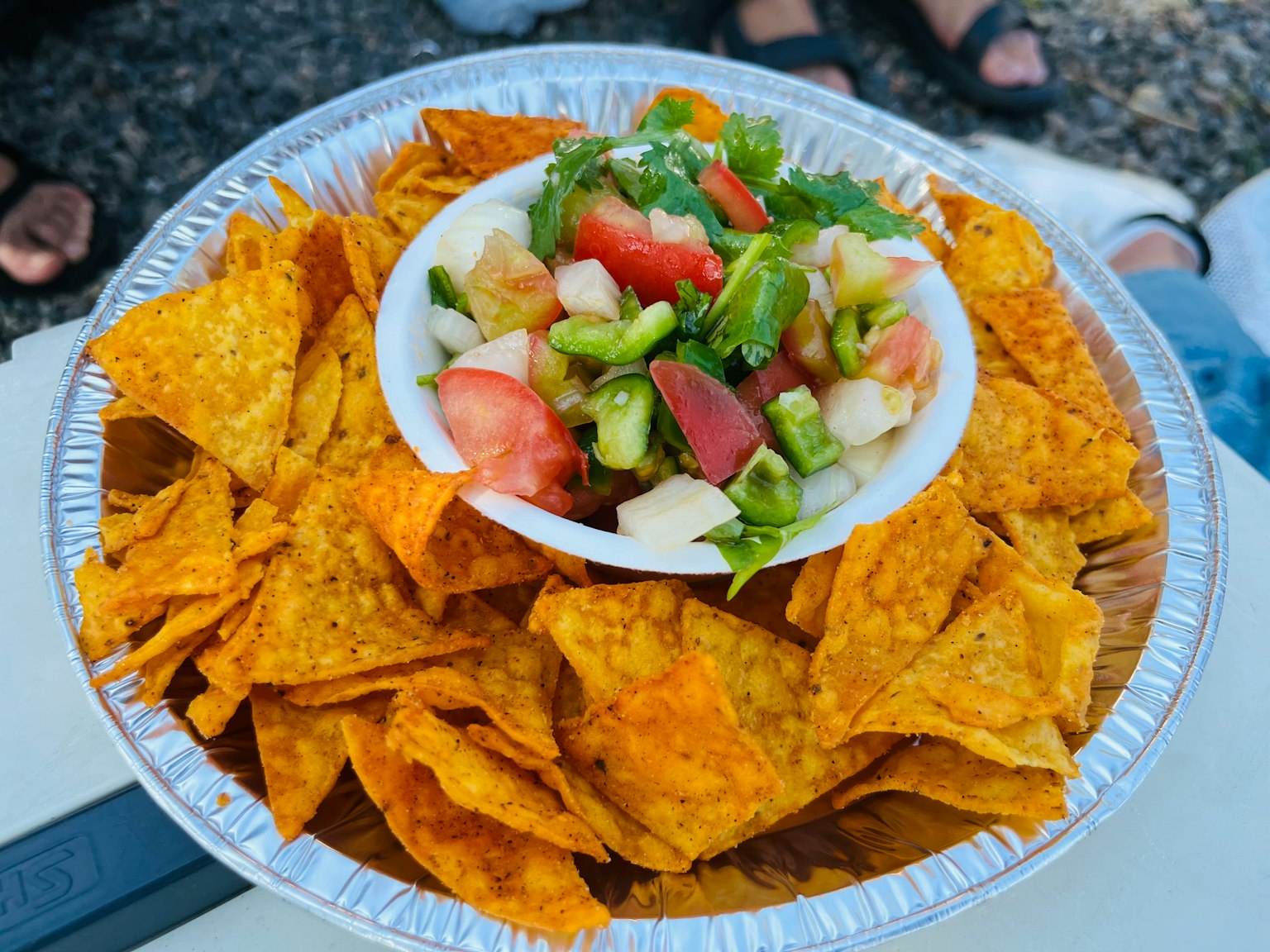 Salsa colorée servie avec des chips de tortilla