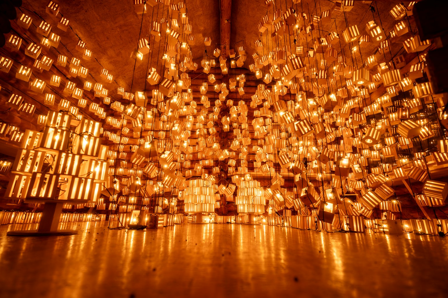 พื้นที่ที่น่าหลงใหลเต็มไปด้วยโคมไฟนับไม่ถ้วนที่ปล่อยแสงสีส้มอบอุ่น