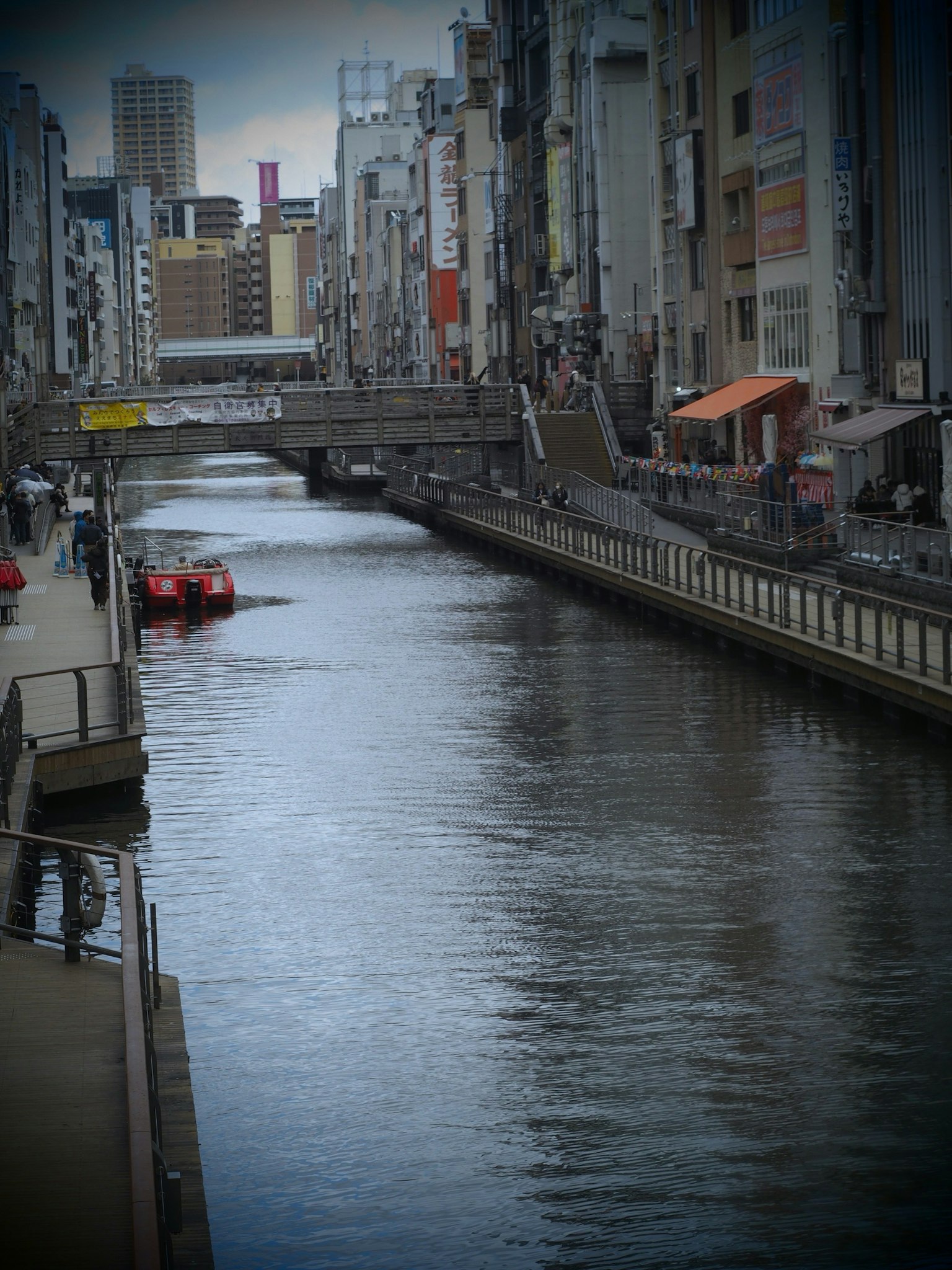 Ruhiger Kanal, der umliegende Gebäude reflektiert