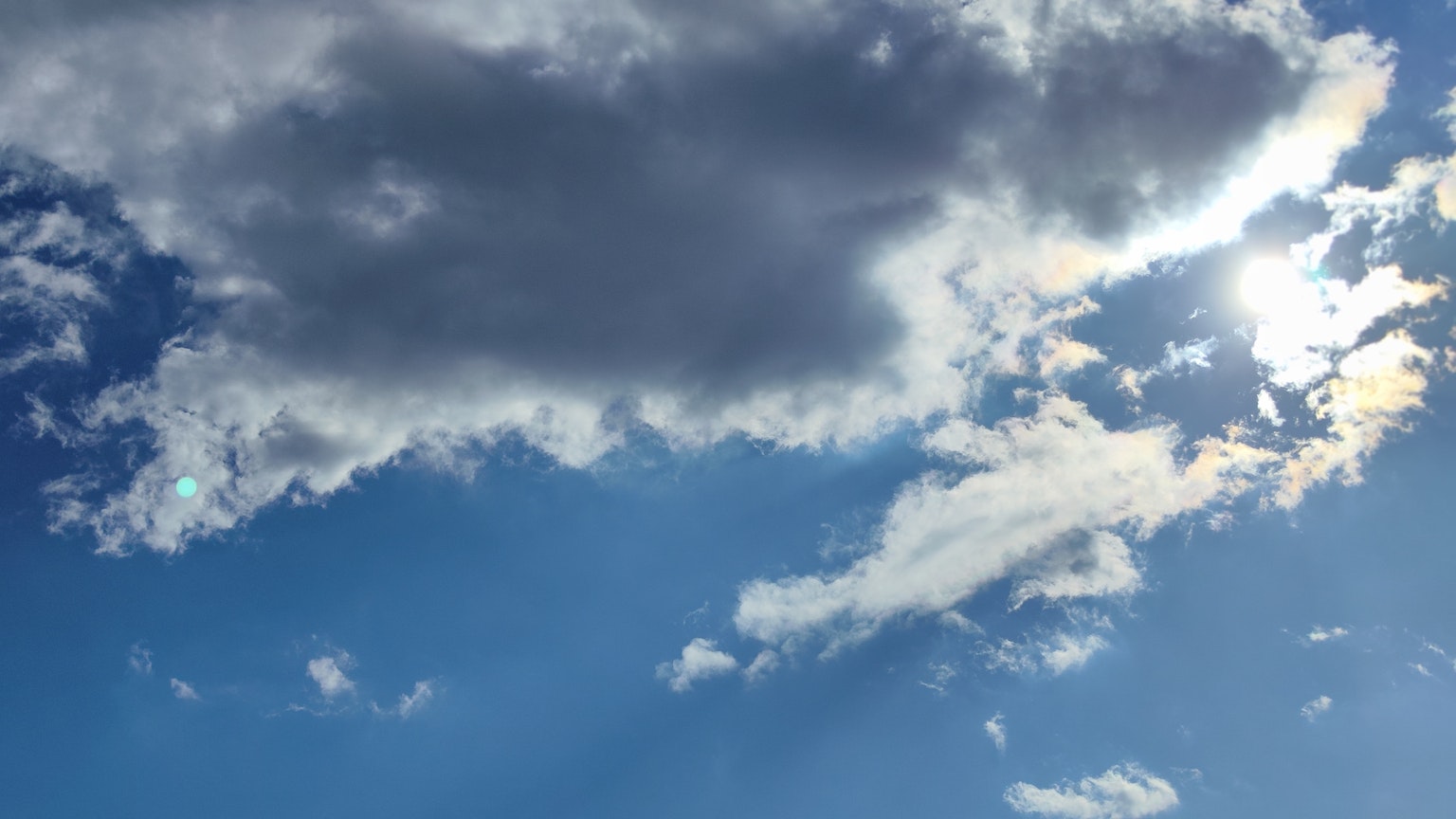 Nuvole bianche in un cielo azzurro con luce solare