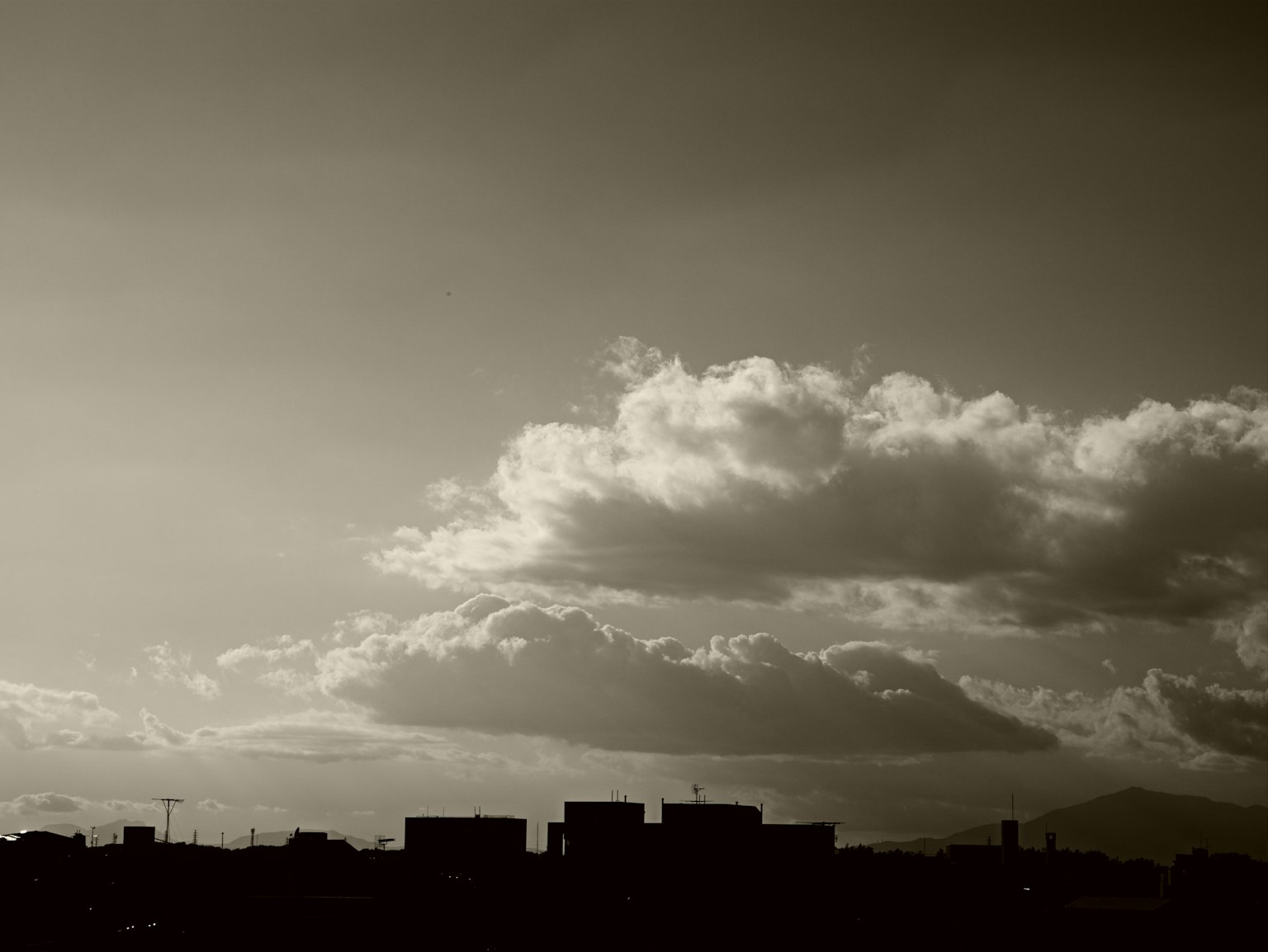 Silhouette kota dengan awan