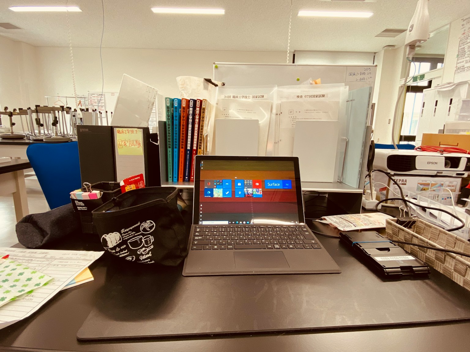 Scena d'ufficio con un tablet sulla scrivania circondato da documenti e cancelleria