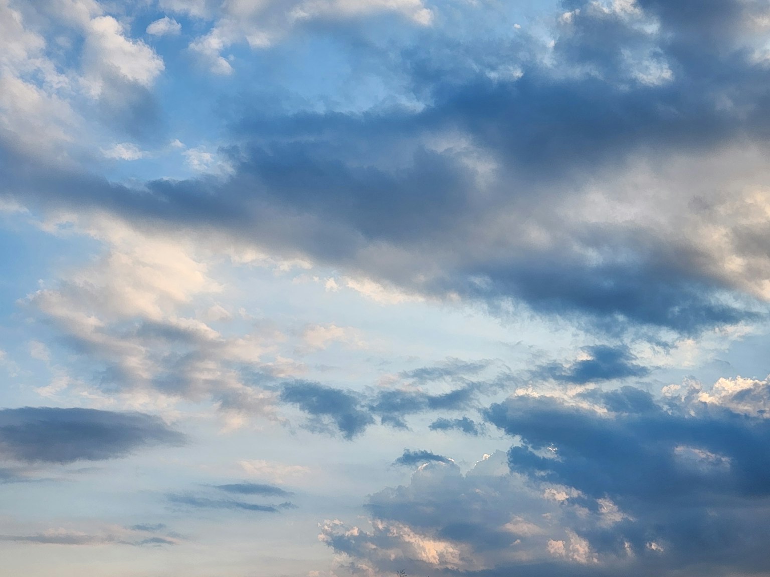 Belle vue du ciel bleu avec des nuages blancs