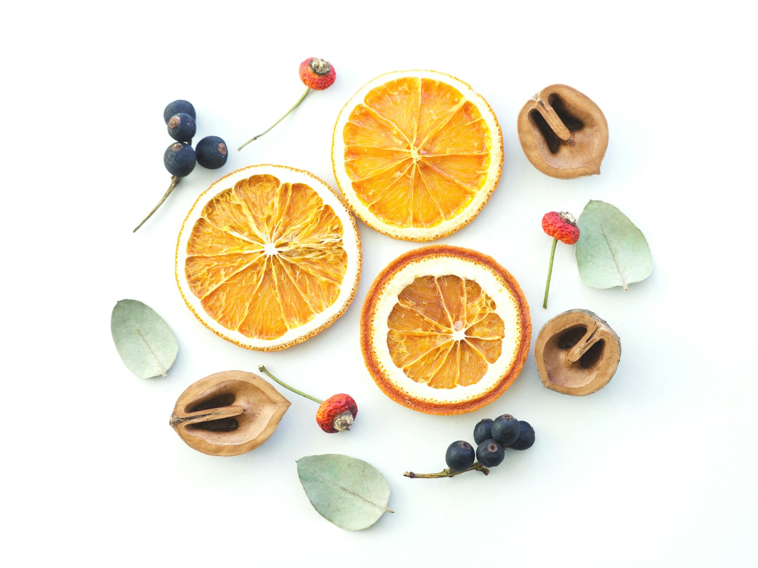 Tranches d'orange séchées et baies disposées en nature morte