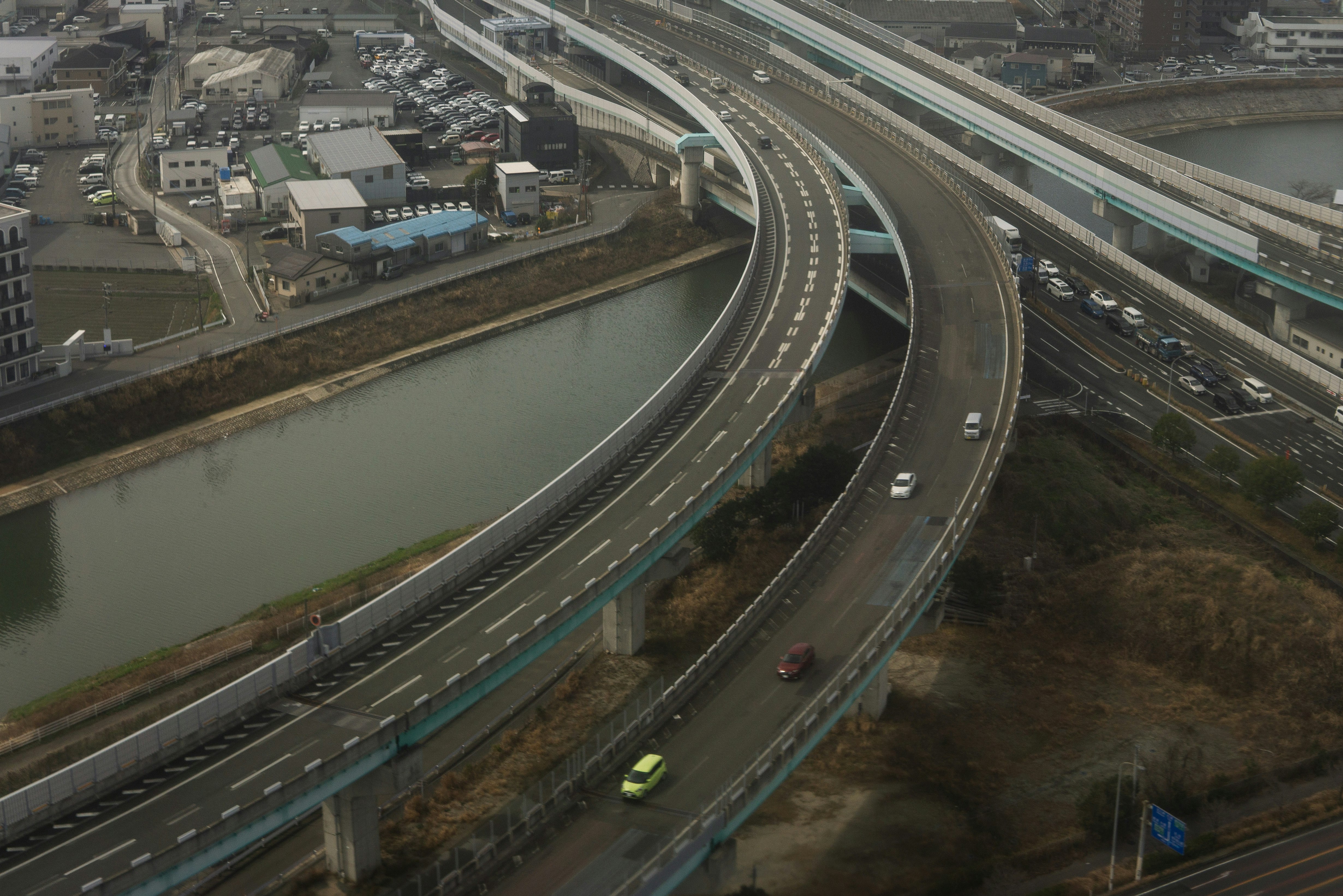 川沿いを走る高速道路と高架のある都市景観