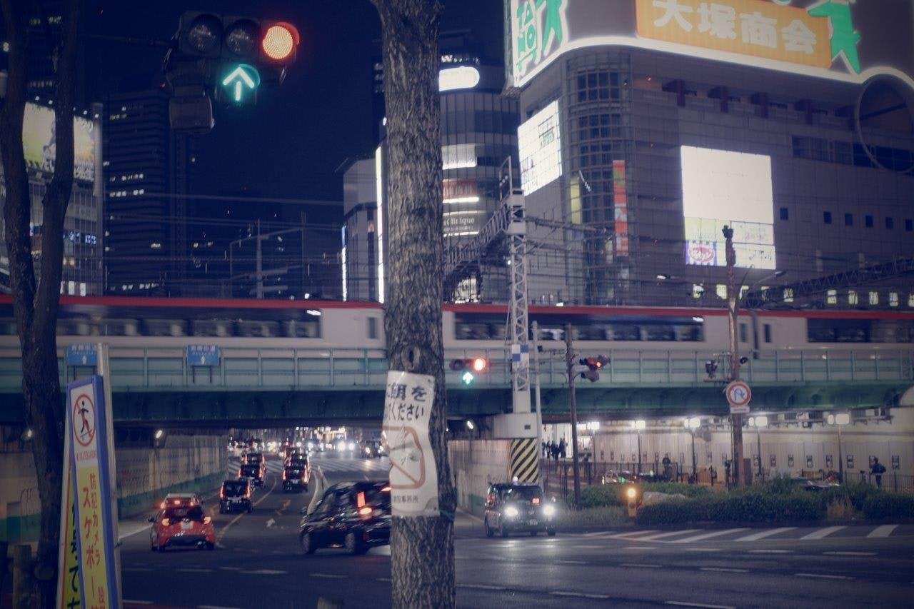 สี่แยกยามค่ำคืนใต้ทางยกระดับ