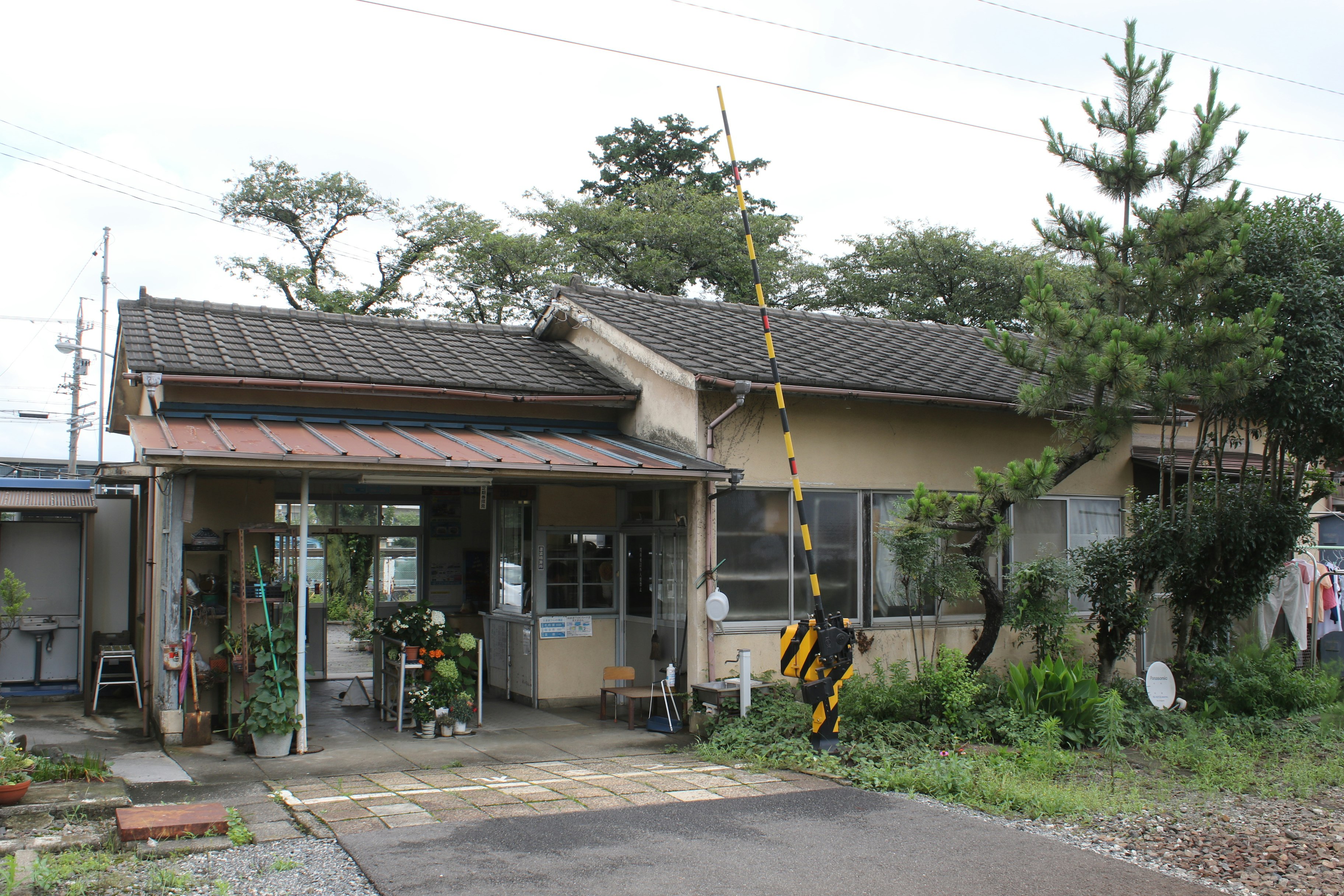 庭先の小さな平屋と玄関アプローチ