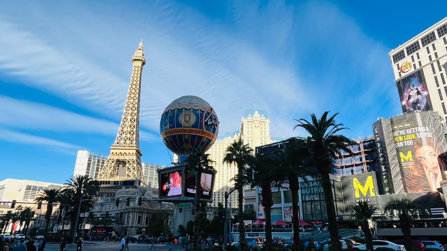 Scena di Las Vegas con la Torre Eiffel e un grande globo