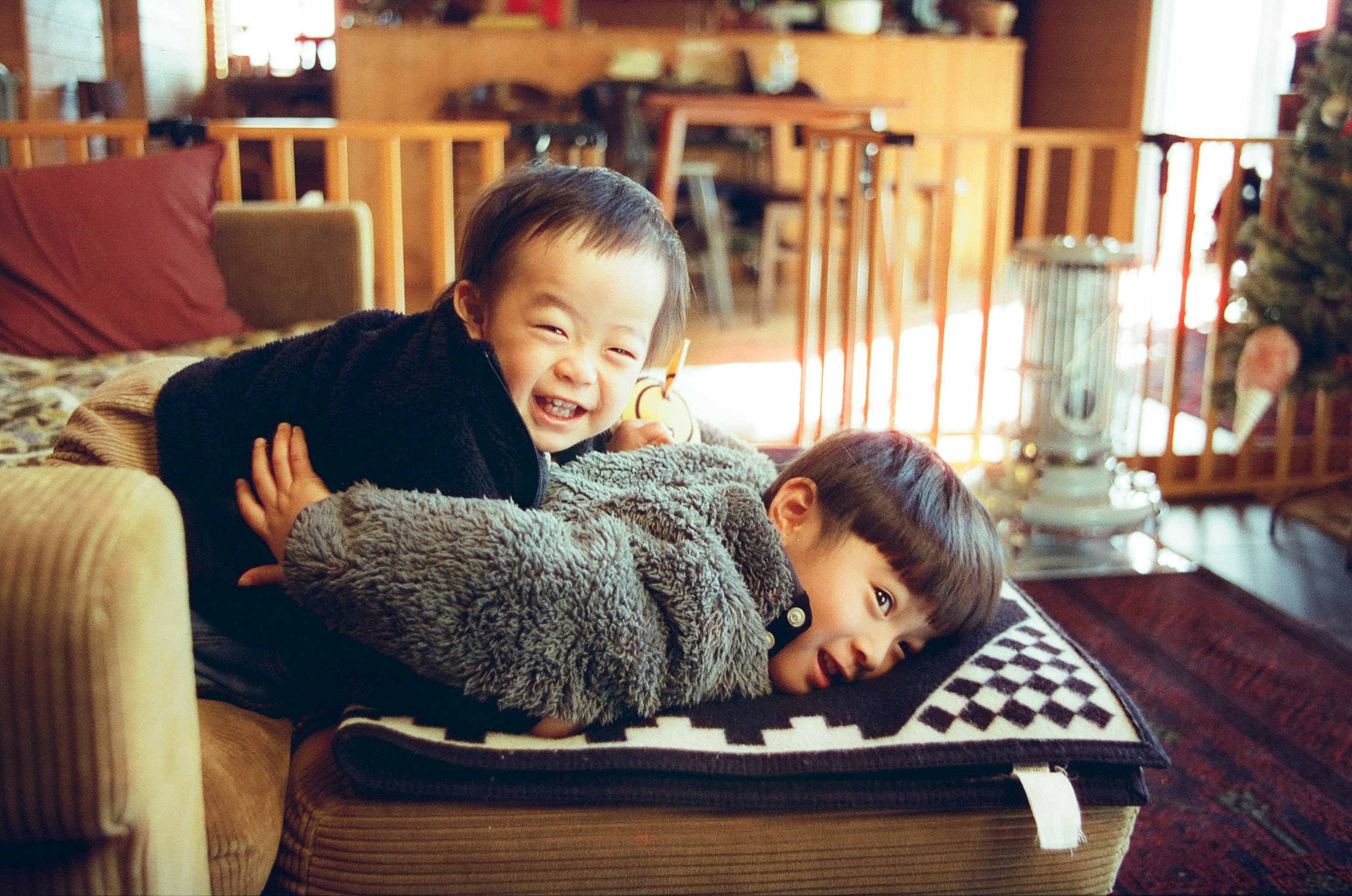 ソファでくつろぐ親子と子どもの笑顔