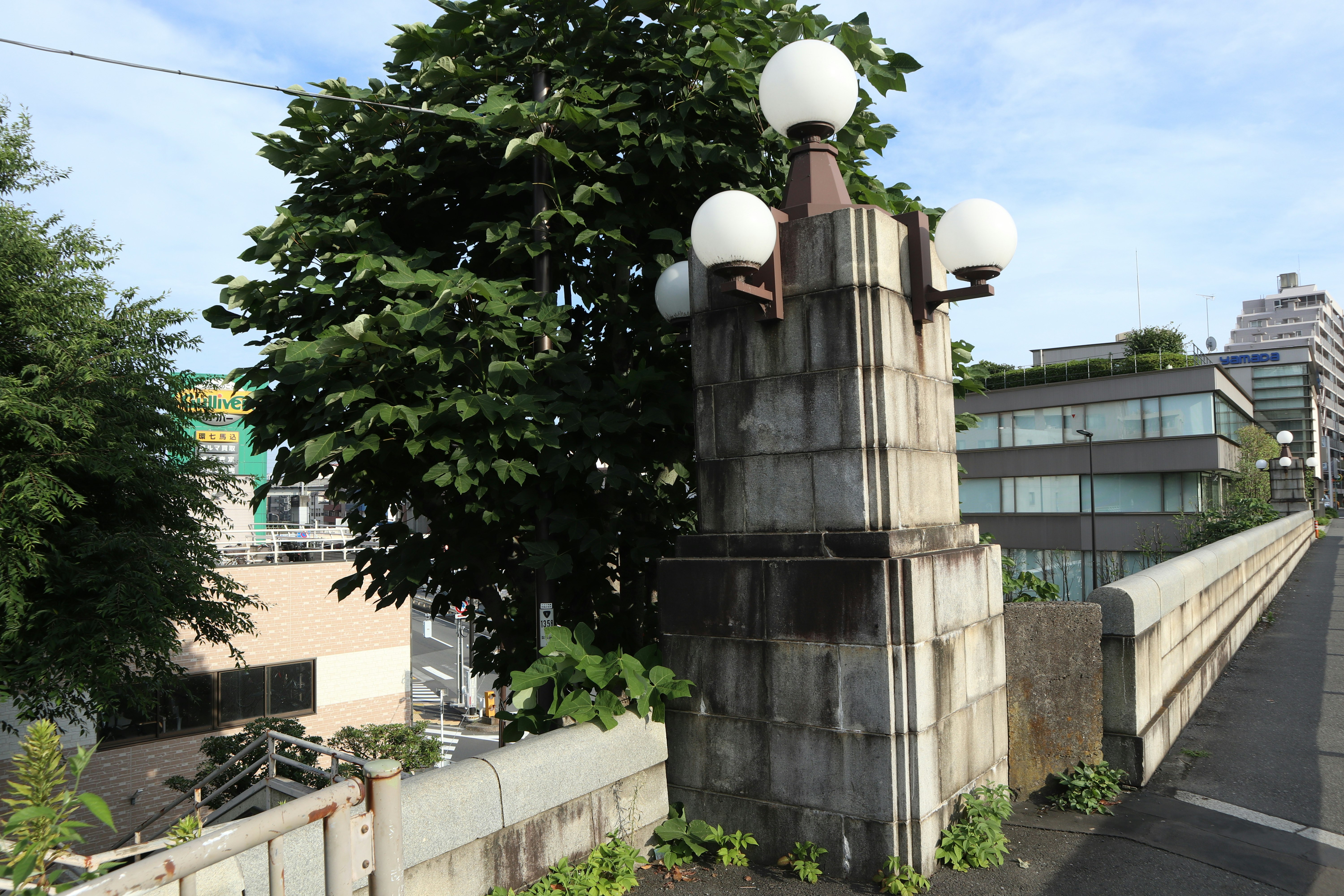 户外人行道场景，石质圆柱与路灯