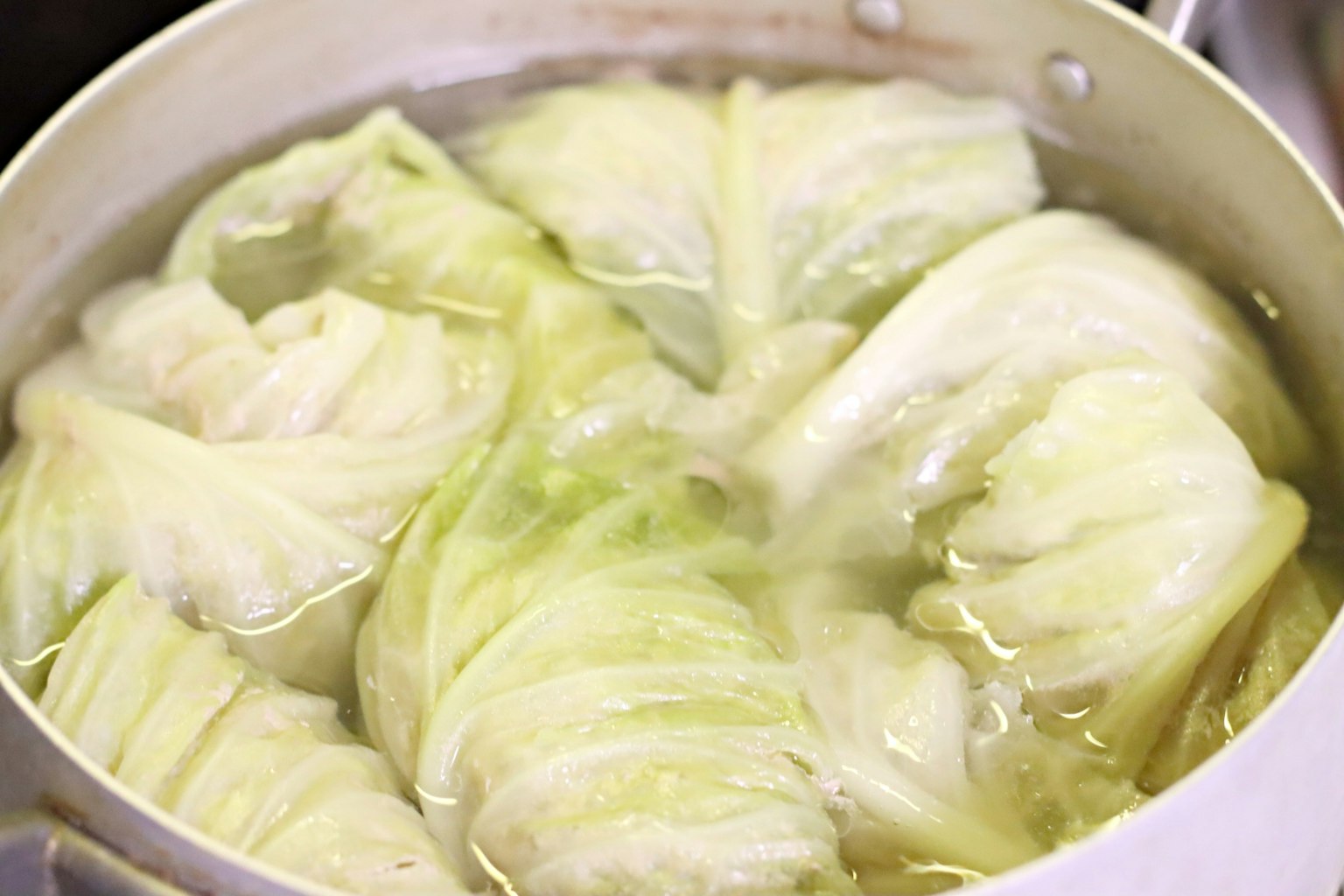 鍋中煮沸的捲心菜葉