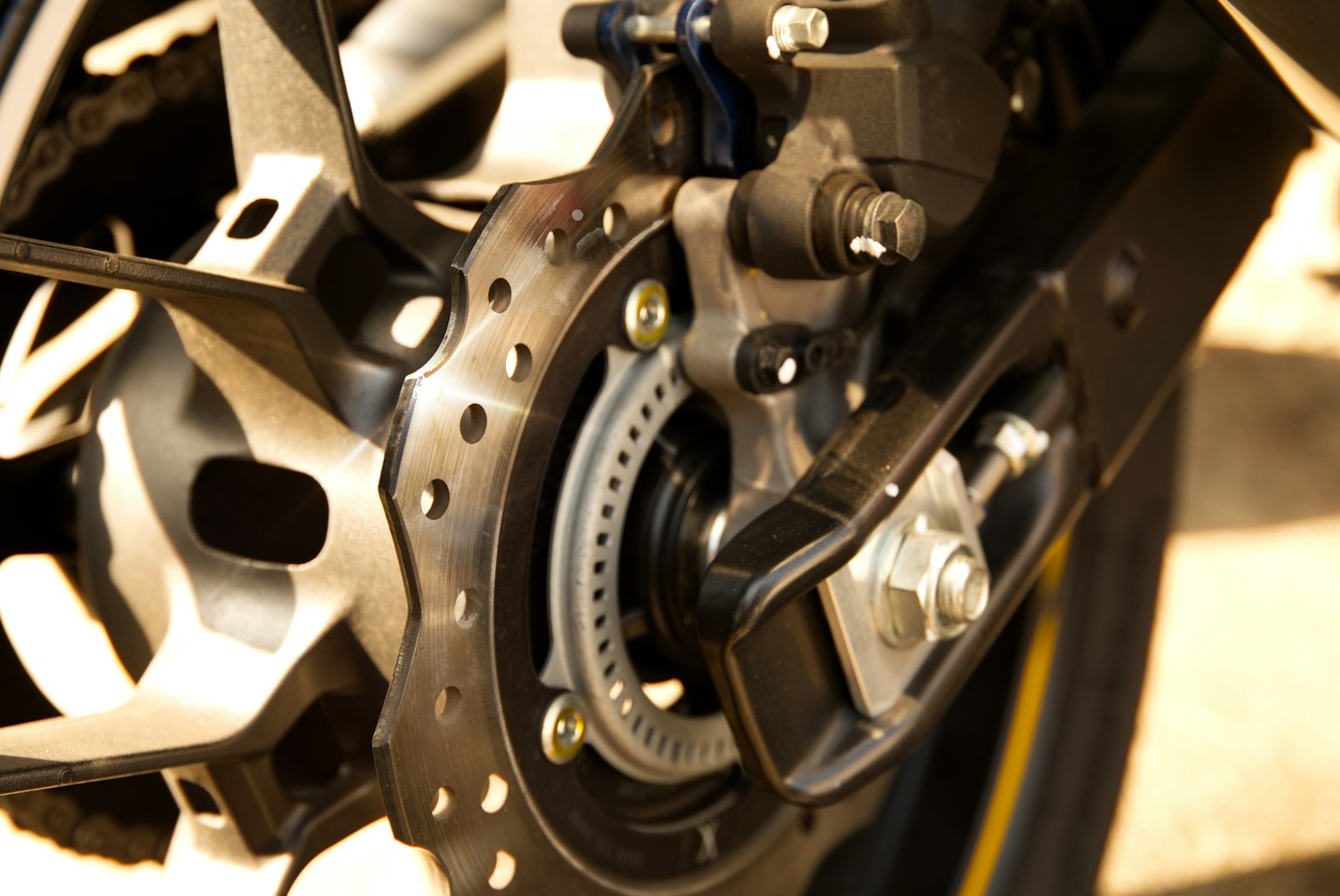 Primo piano di un disco freno e caliper di motocicletta
