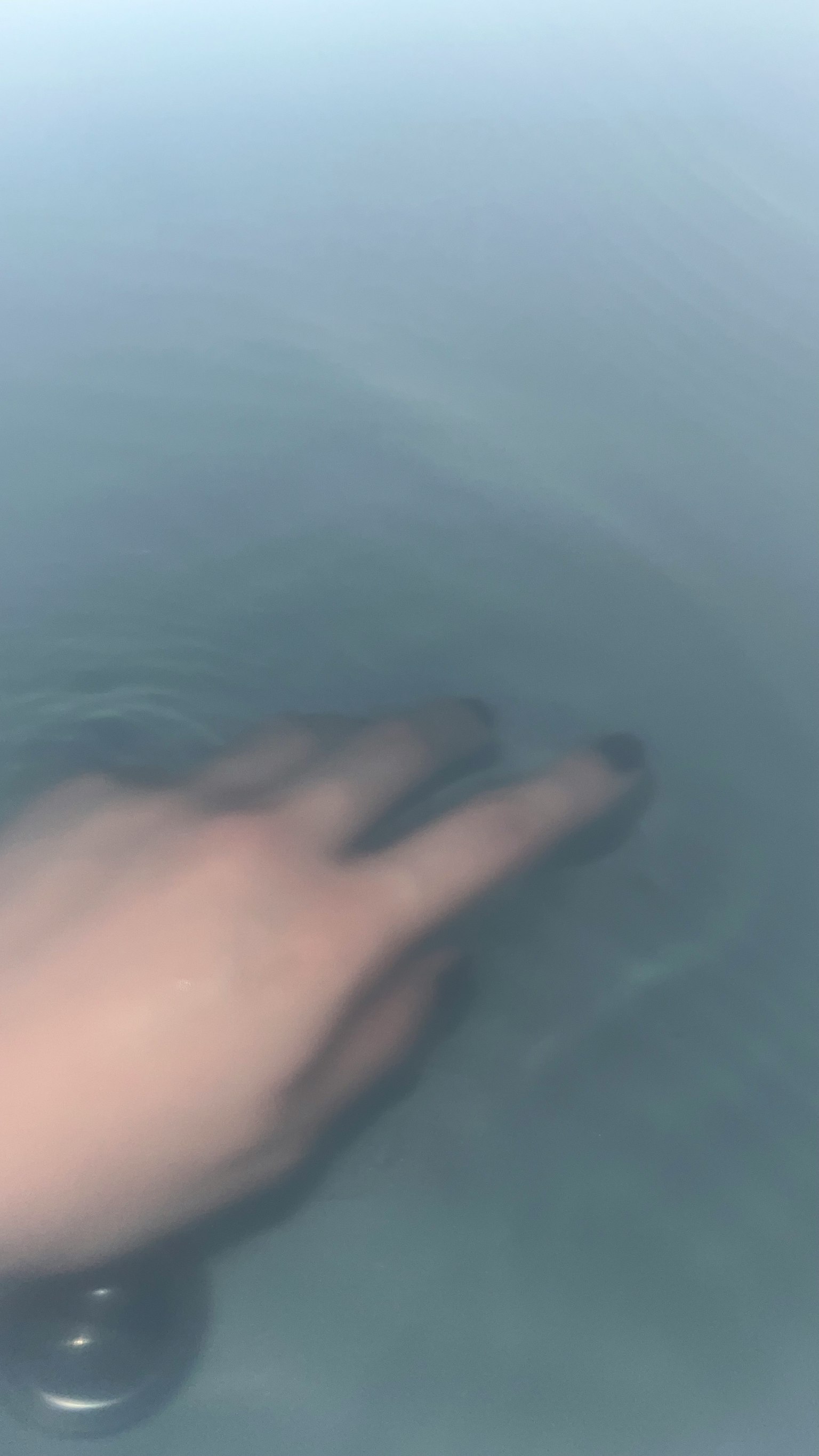 手触摸水面