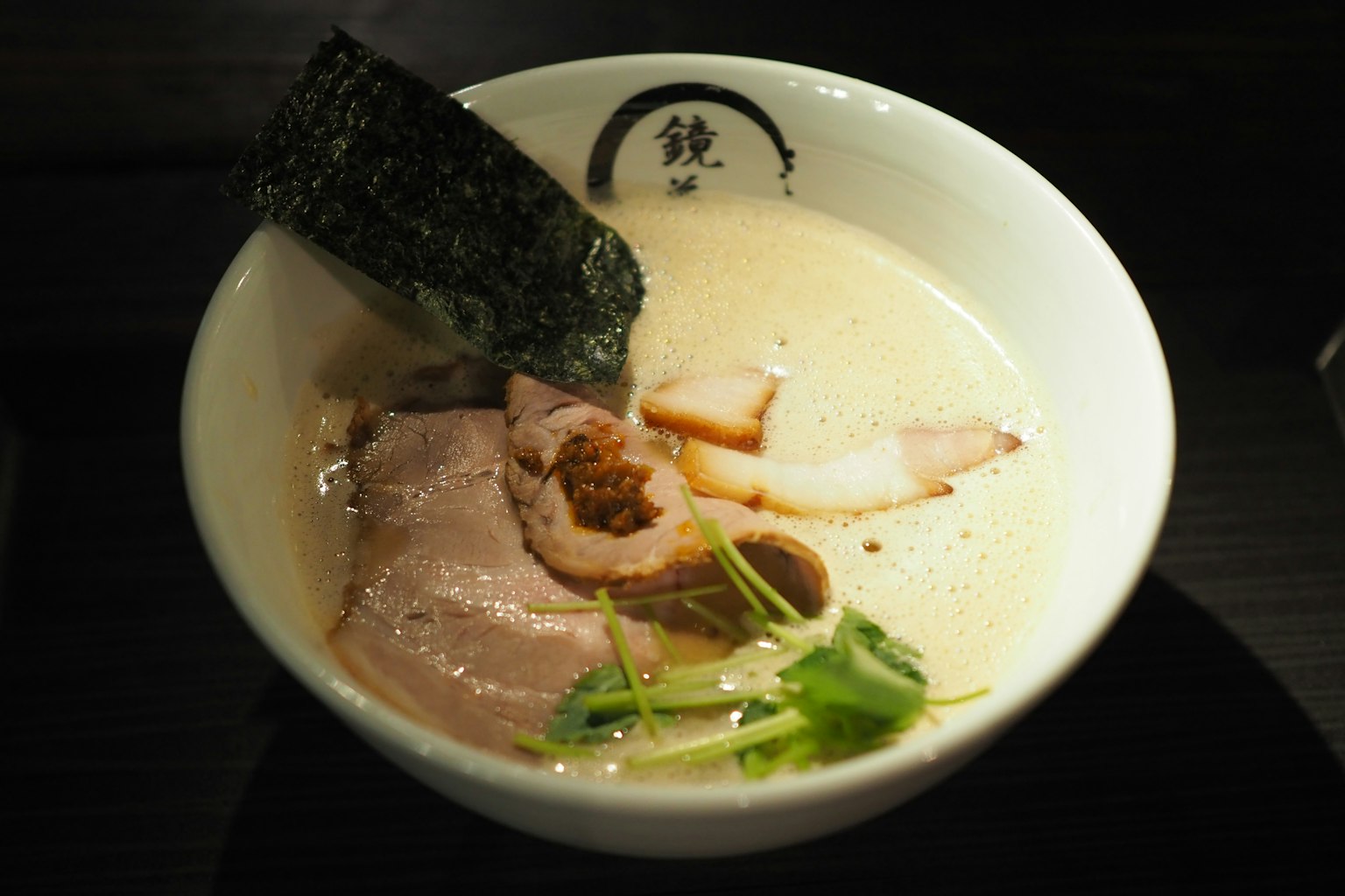 Bát mì ramen nước dùng kem phủ với lát chashu và nori