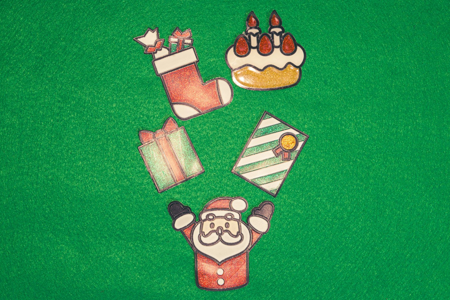 Ilustración de Santa Claus con pastel de Navidad medias y regalos dispuestos sobre un fondo verde