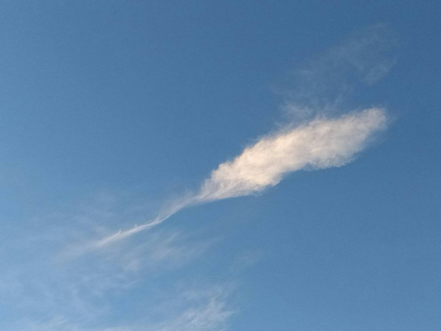 蓝天中飘浮的独特形状云朵