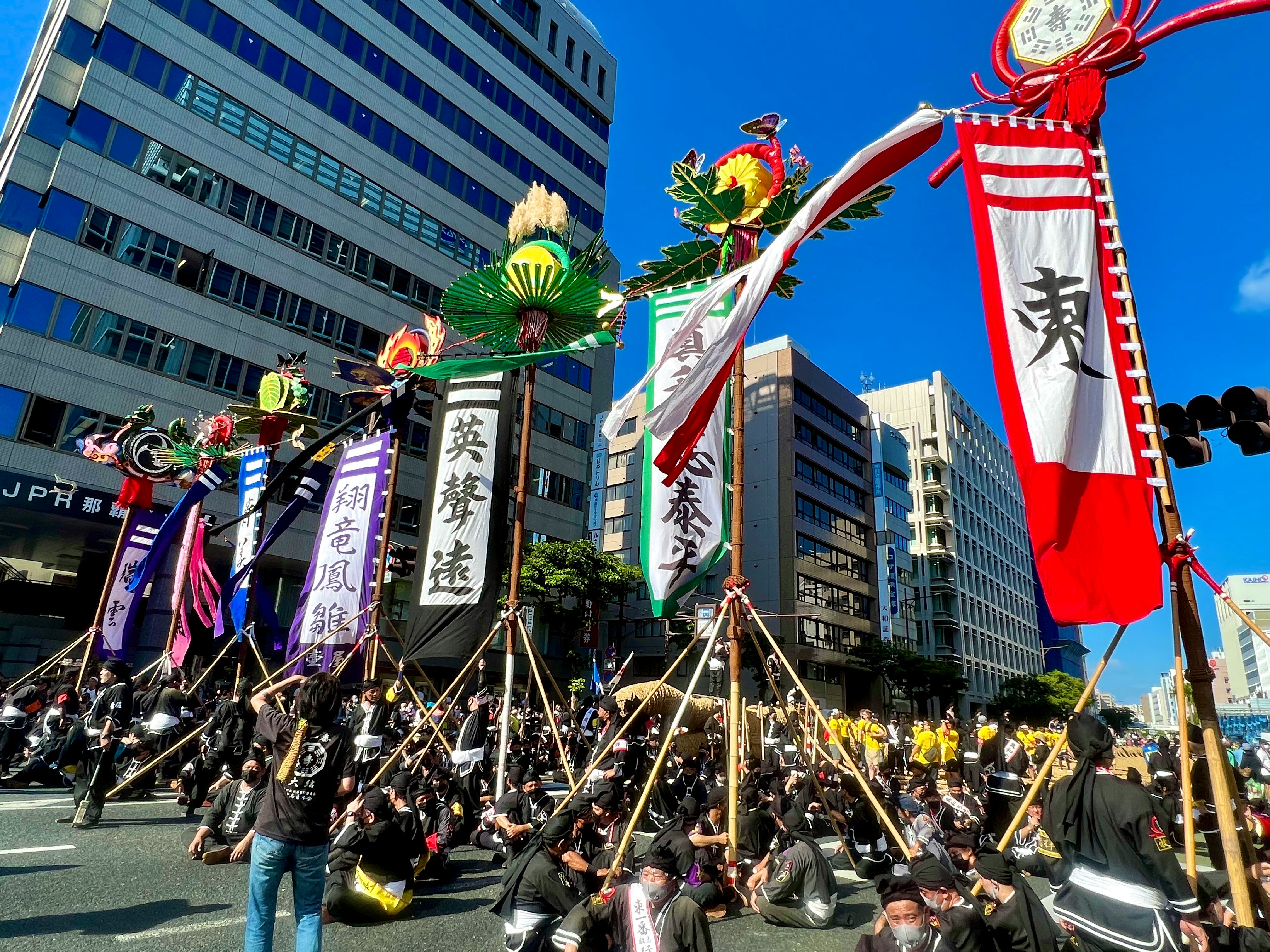那覇大綱挽行列の旗頭が並ぶ街の大通り