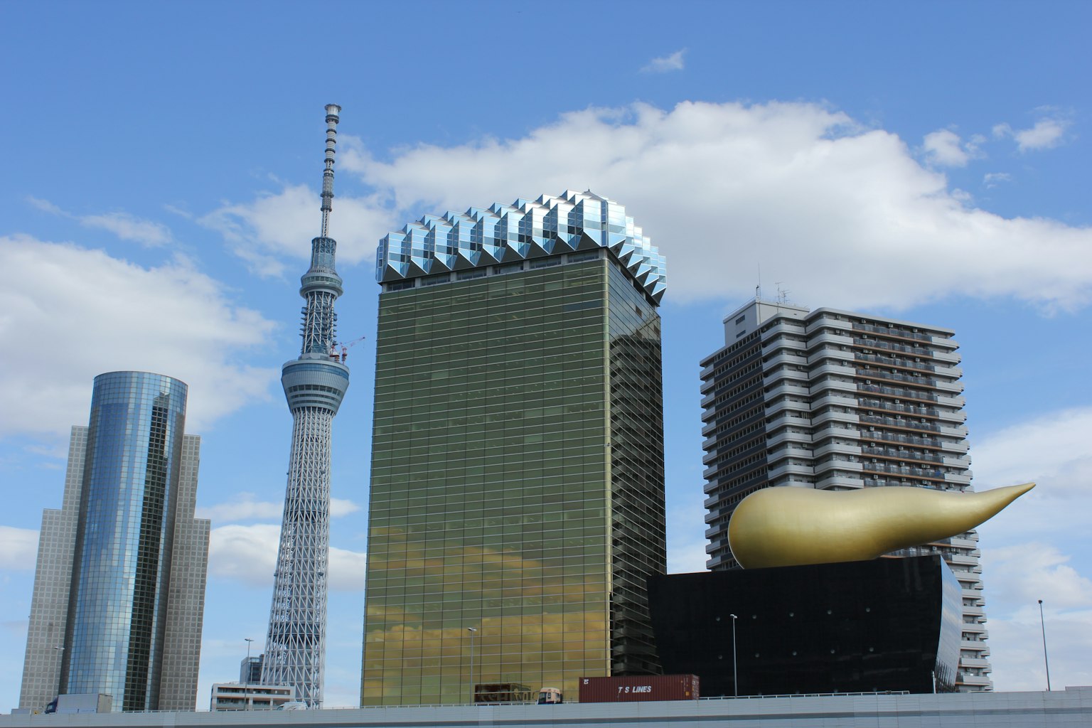Tokyo Skytree und der Asahi-Bierturm in einer Stadtlandschaft