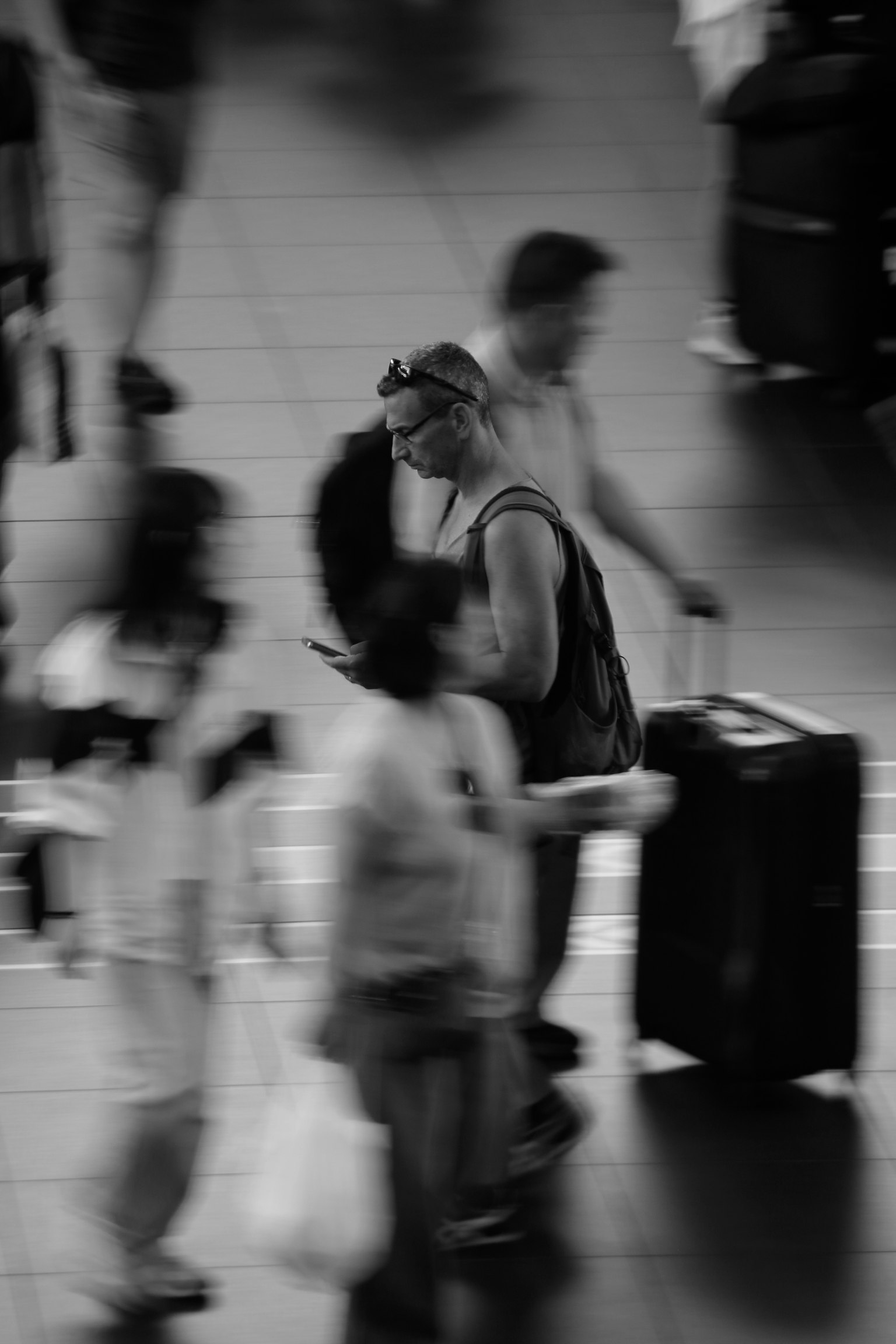 人々が忙しく移動する駅の風景 白黒の写真