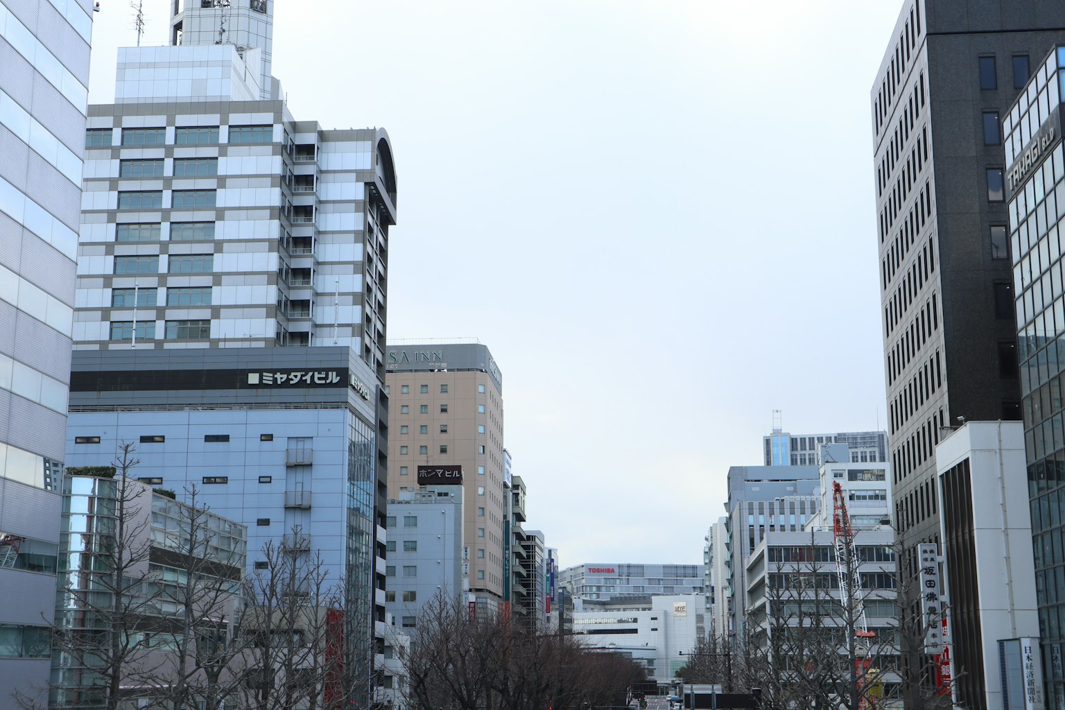 城市天際線與灰色天空