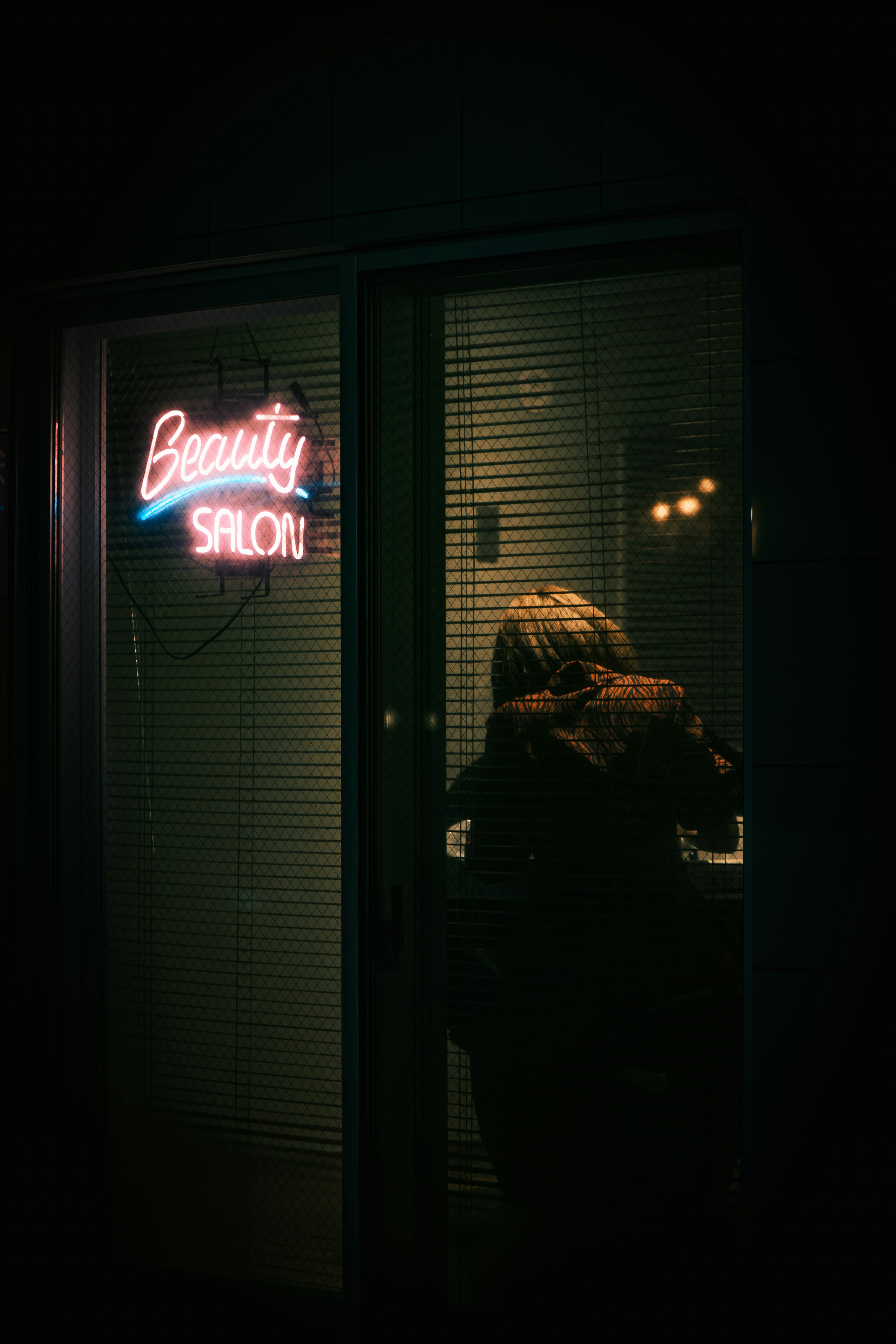 霓虹“Beauty SALON”招牌的夜间小巷