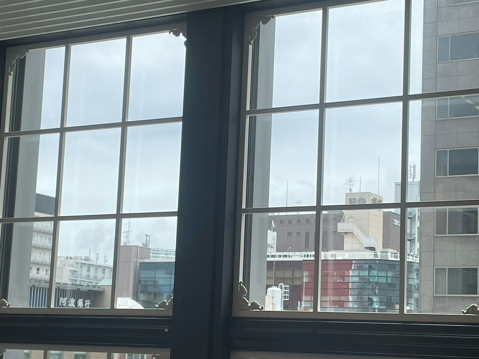 窗户外的城市景观和阴天