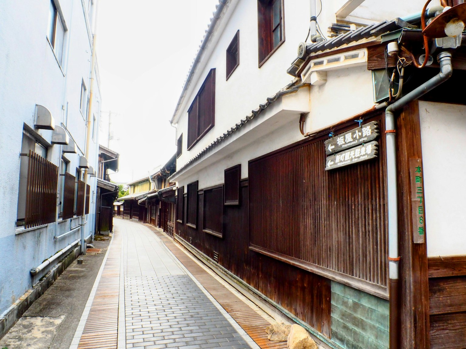Gang sempit dengan arsitektur Jepang tradisional