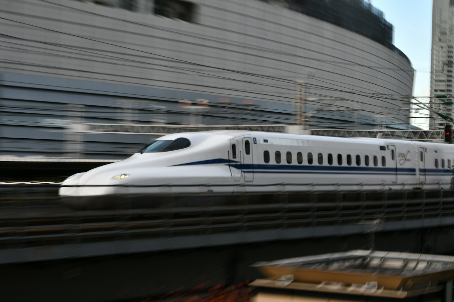 Shinkansen roulant rapidement dans la ville