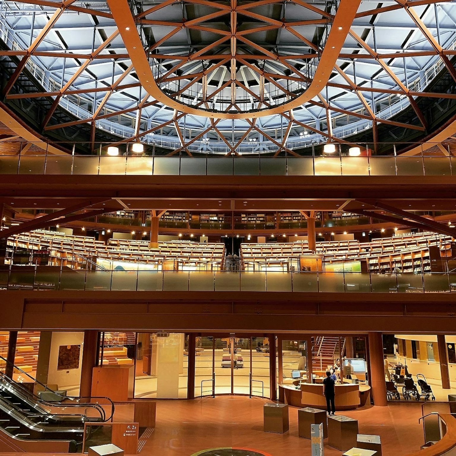 Intérieur d'une bibliothèque moderne avec un design ouvert et de grandes fenêtres de toit avec des accents en bois