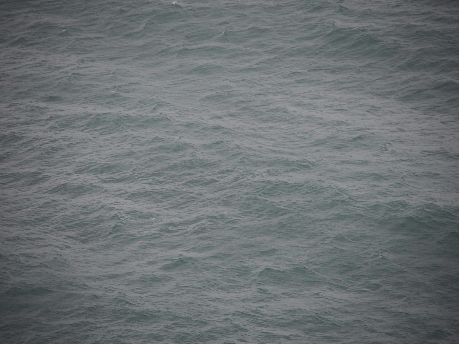 Superficie ondulante y tranquila de agua azul-gris