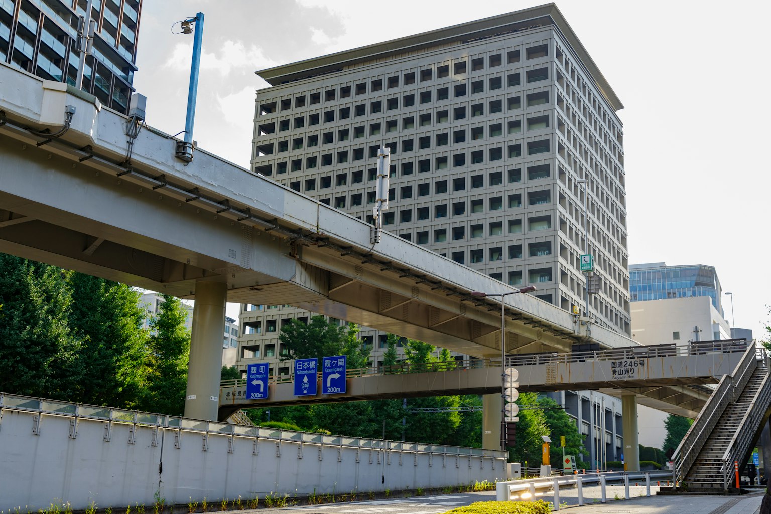 Paysage urbain avec une route surélevée et des bâtiments