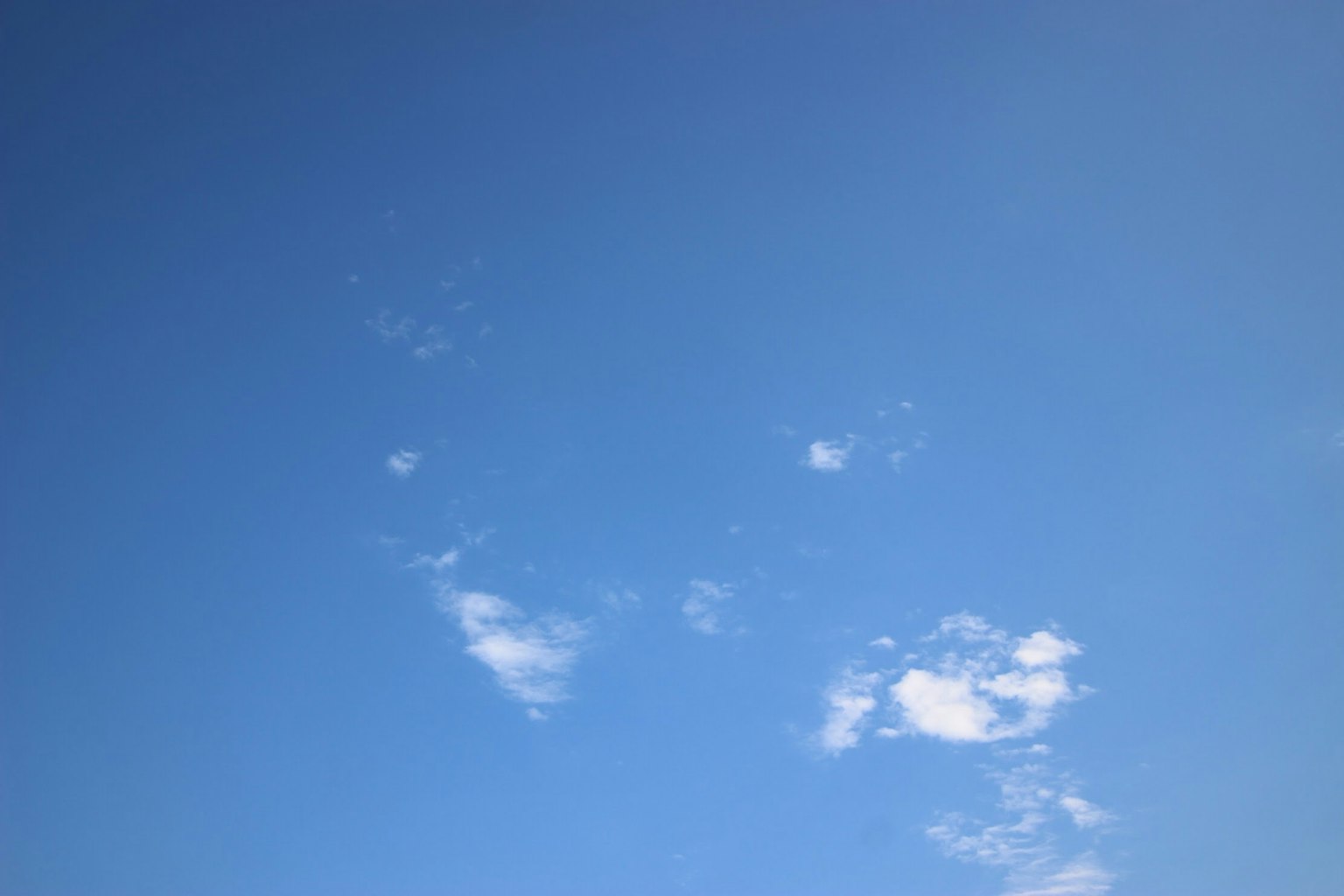 Cielo blu chiaro con nuvole bianche