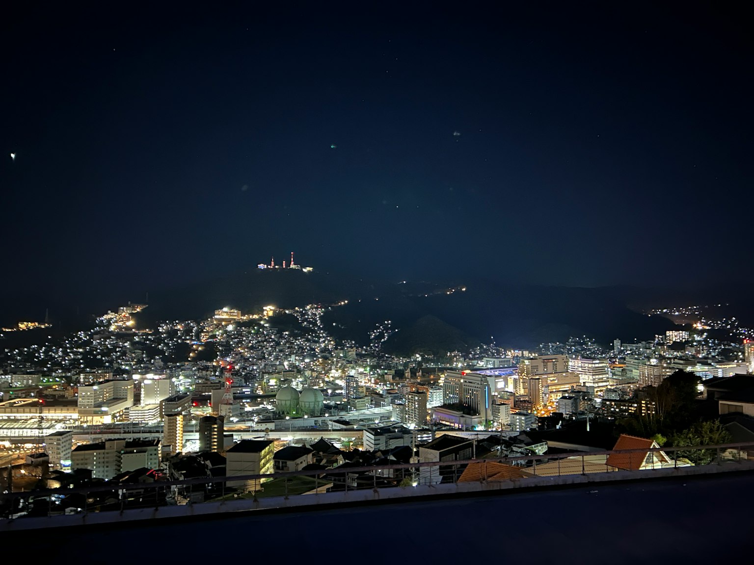 Paysage urbain nocturne avec des lampadaires et des bâtiments lumineux