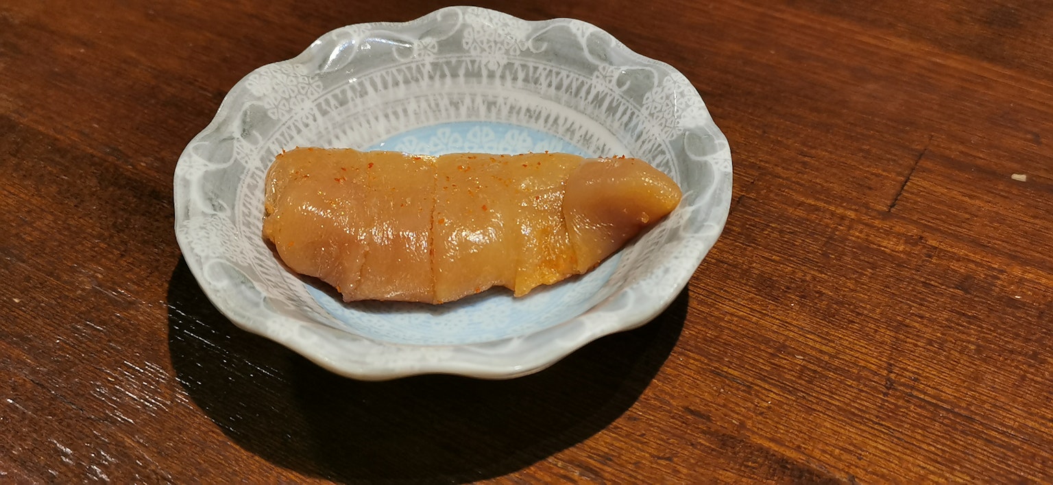 Article alimentaire orange servi sur une petite assiette