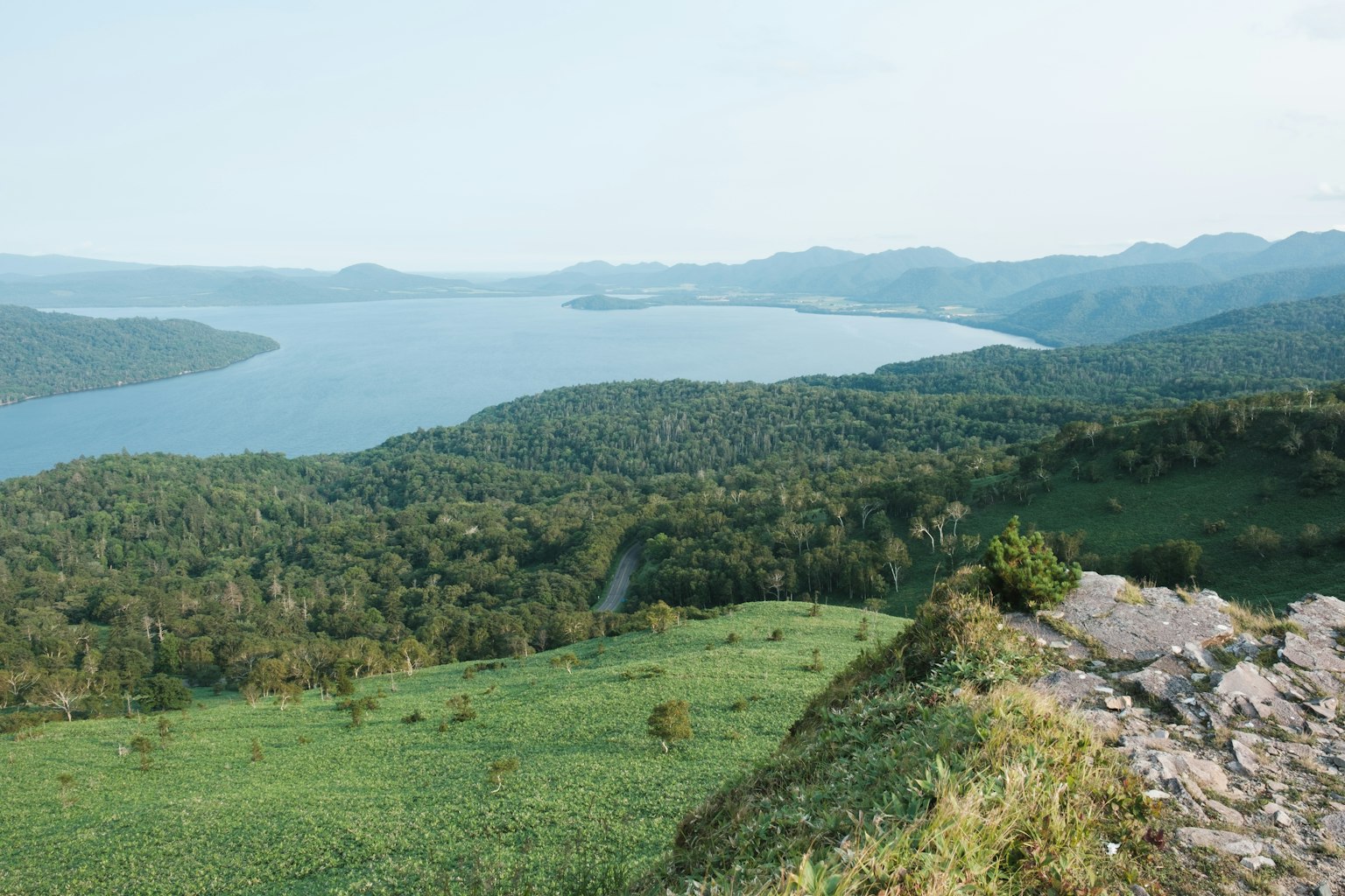 美丽湖泊和绿色山丘的全景