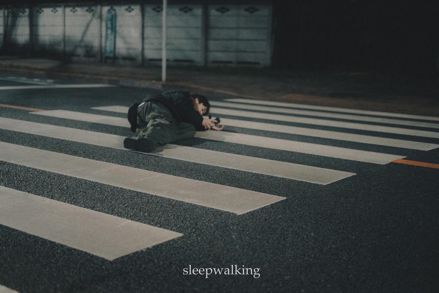 横断歩道で眠り込む人