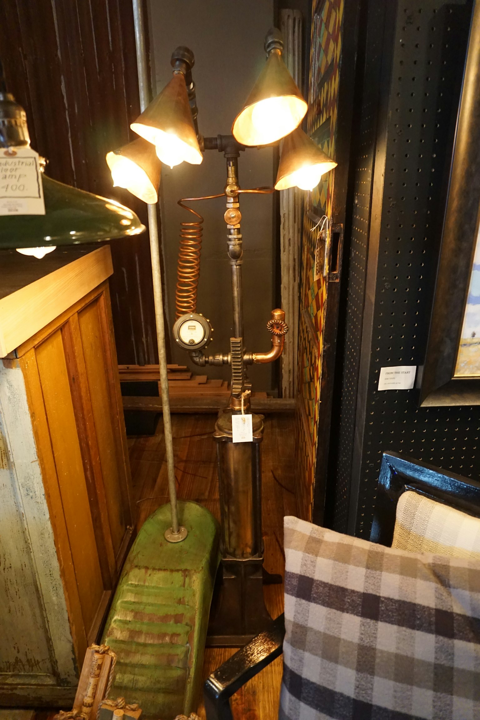 Vintage Stil Lampe mit grünem Sockel und mehreren Lichtquellen